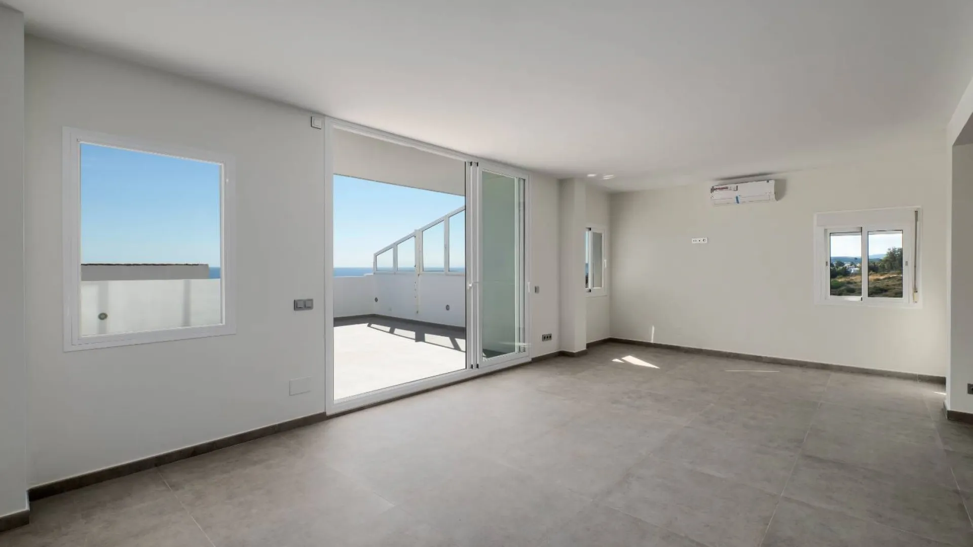 Penthouse for sale in Bahía de Estepona with 3 bedrooms