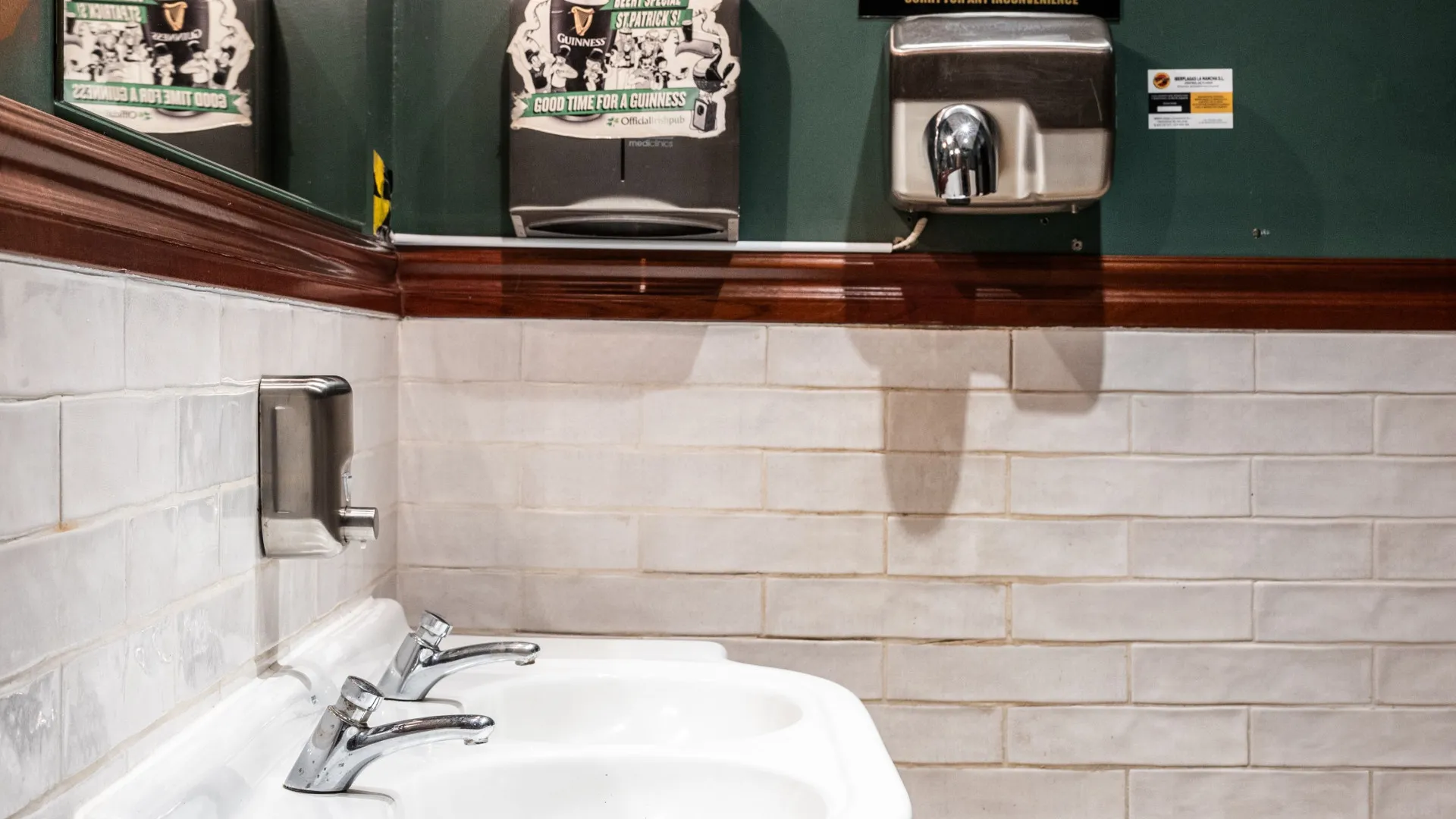 For sale commercial premises in Fuengirola Puerto with 3 bedrooms