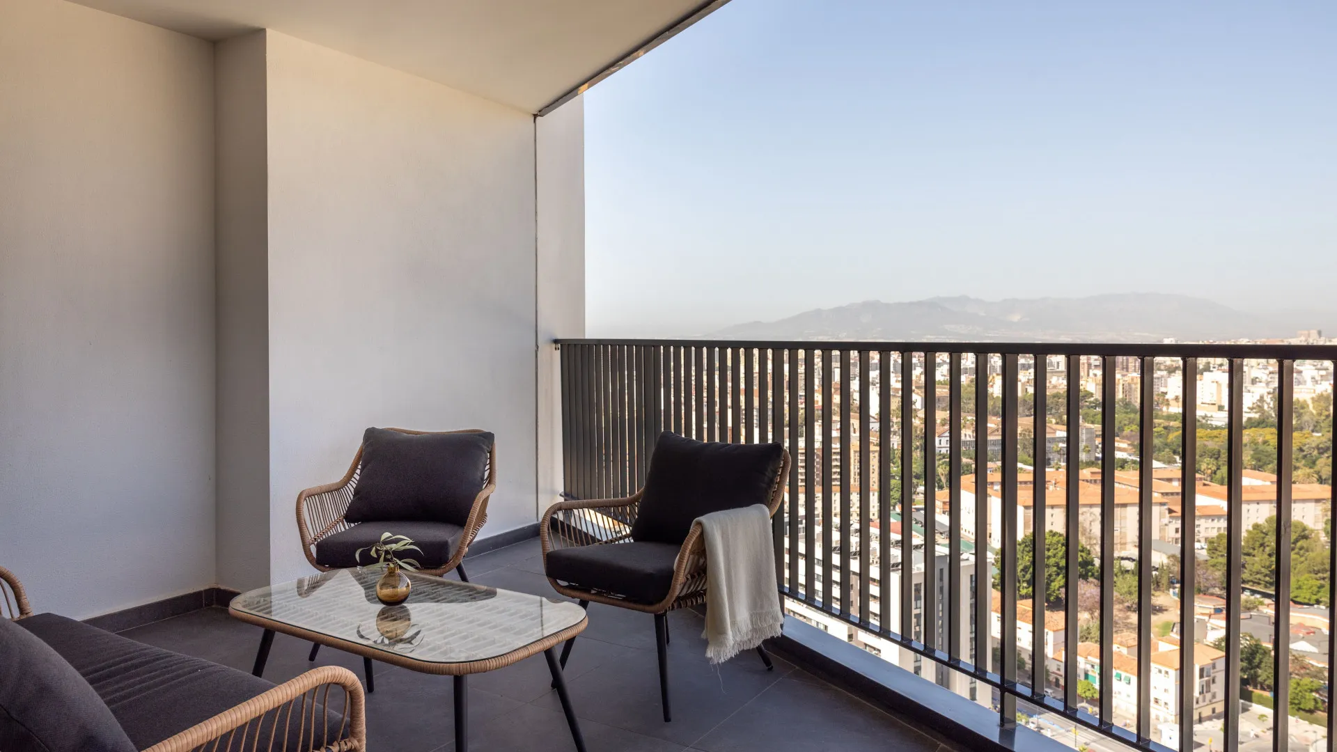 Apartamento de 3 dormitorios a la venta en Malaga
