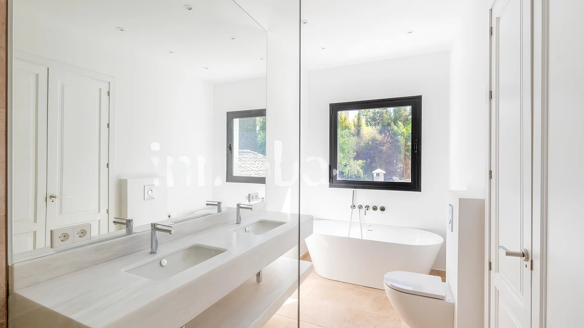 For sale villa with 6 bedrooms in Nueva Andalucia