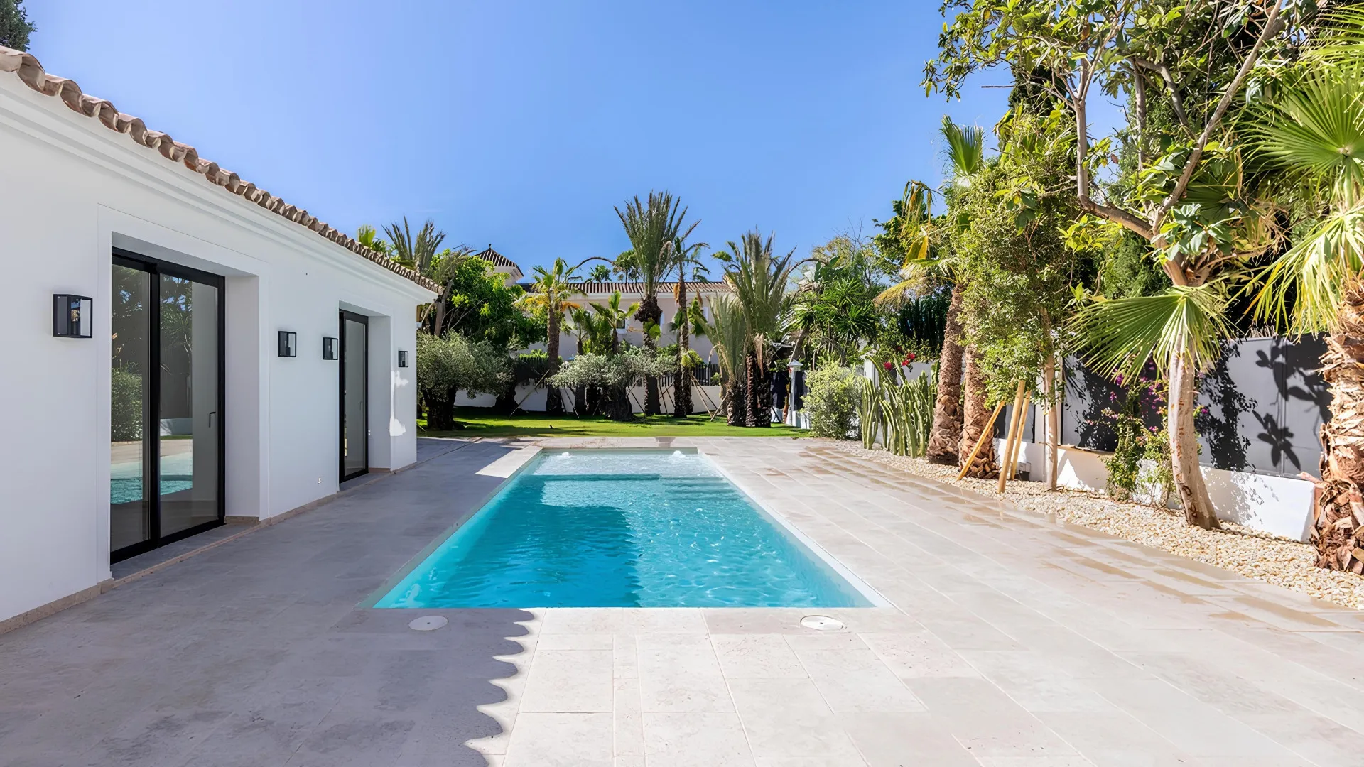 For sale villa with 6 bedrooms in Nueva Andalucia
