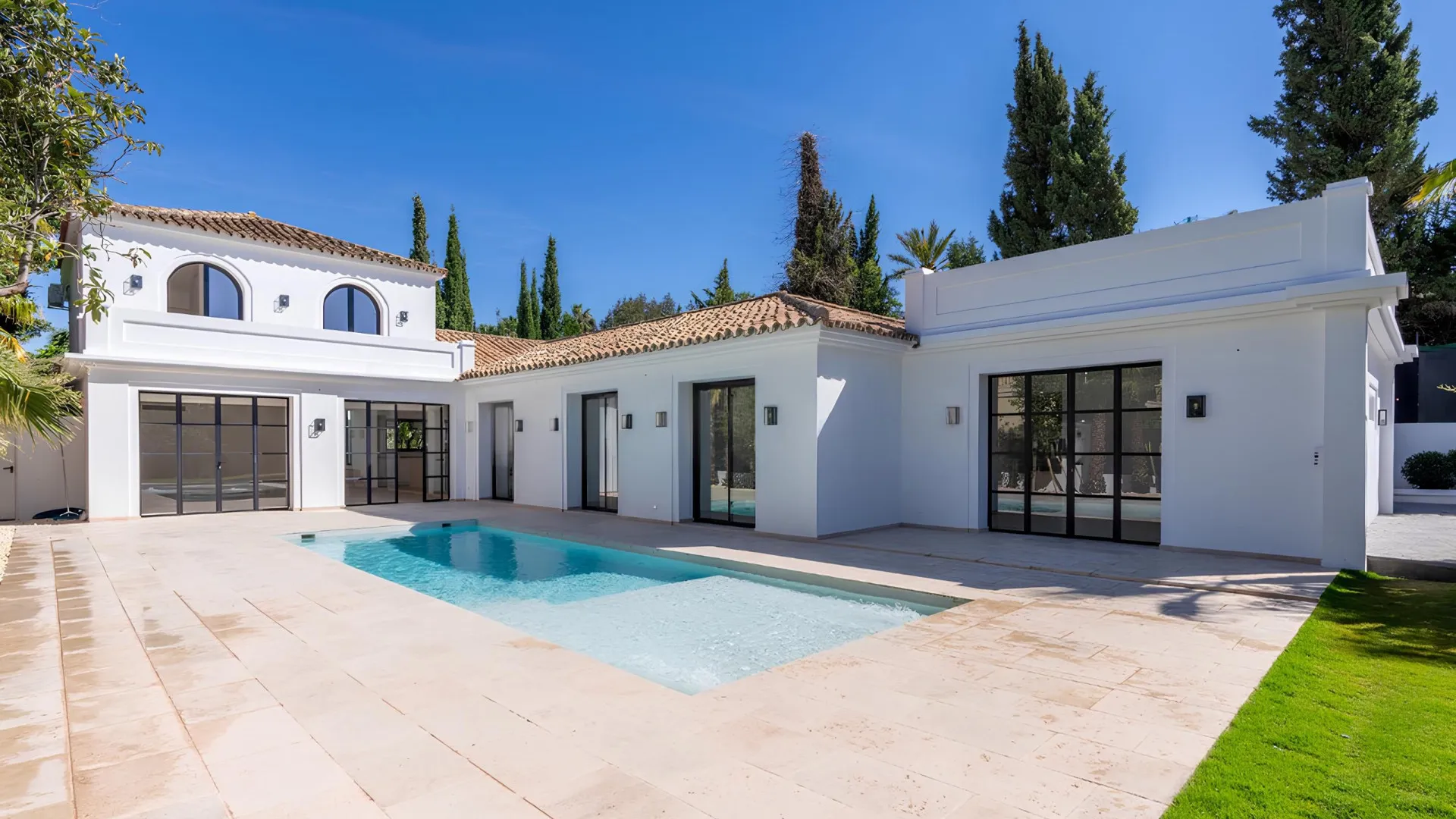 For sale villa with 6 bedrooms in Nueva Andalucia