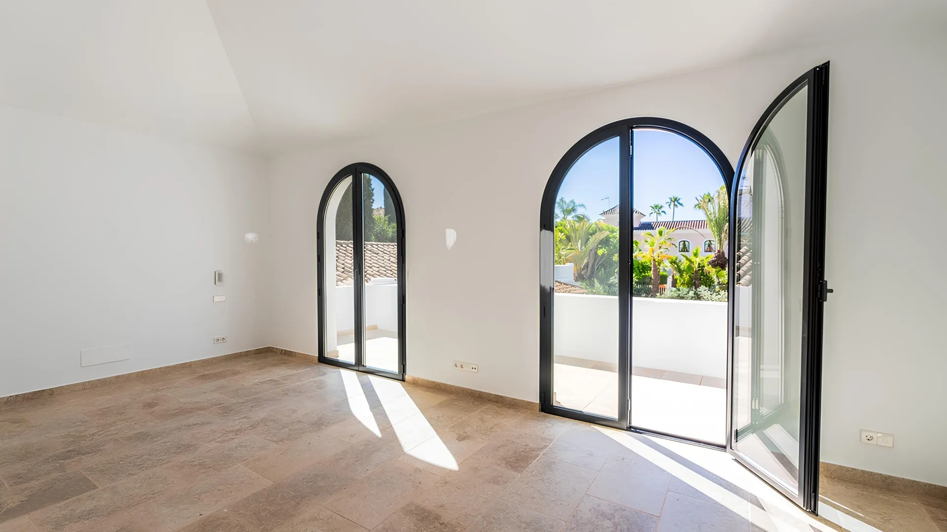 For sale villa with 6 bedrooms in Nueva Andalucia