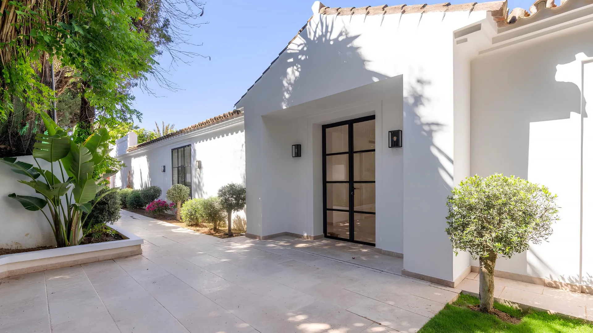 For sale villa with 6 bedrooms in Nueva Andalucia