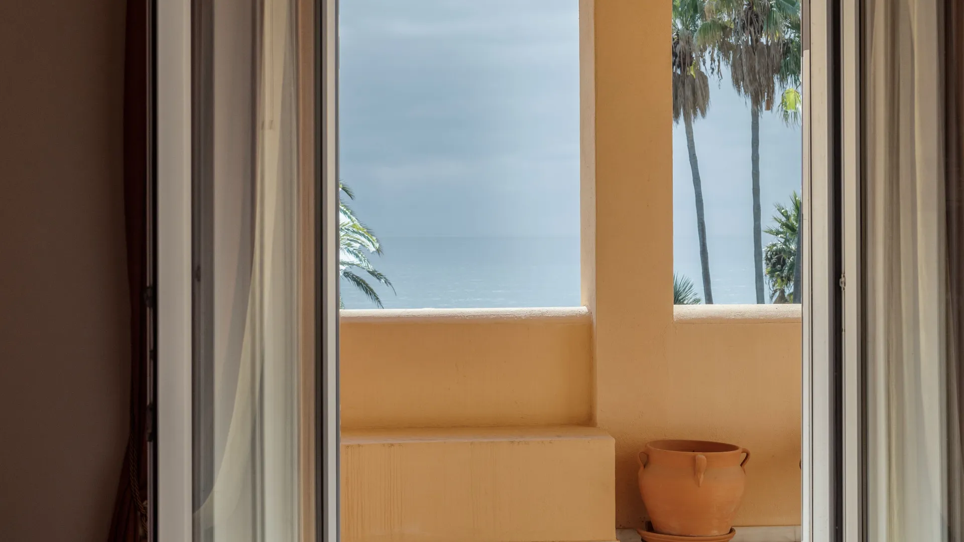 Buy villa in Estepona East