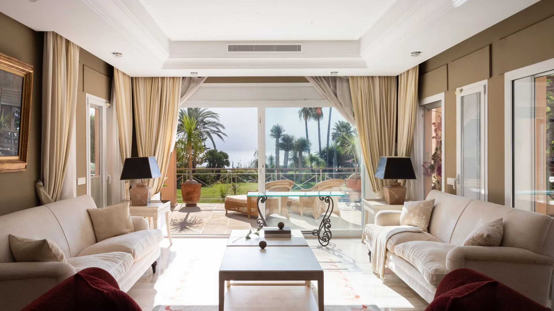 Buy villa in Estepona East