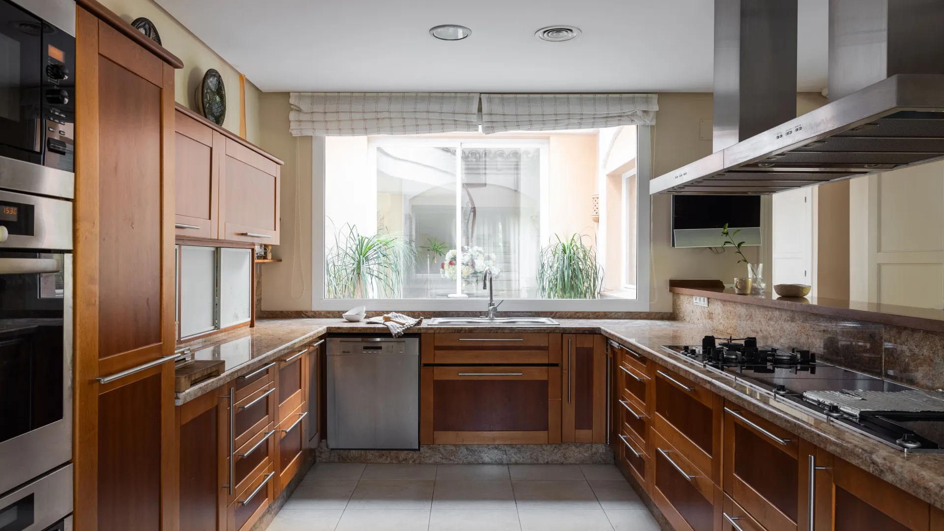 Buy villa in Estepona East