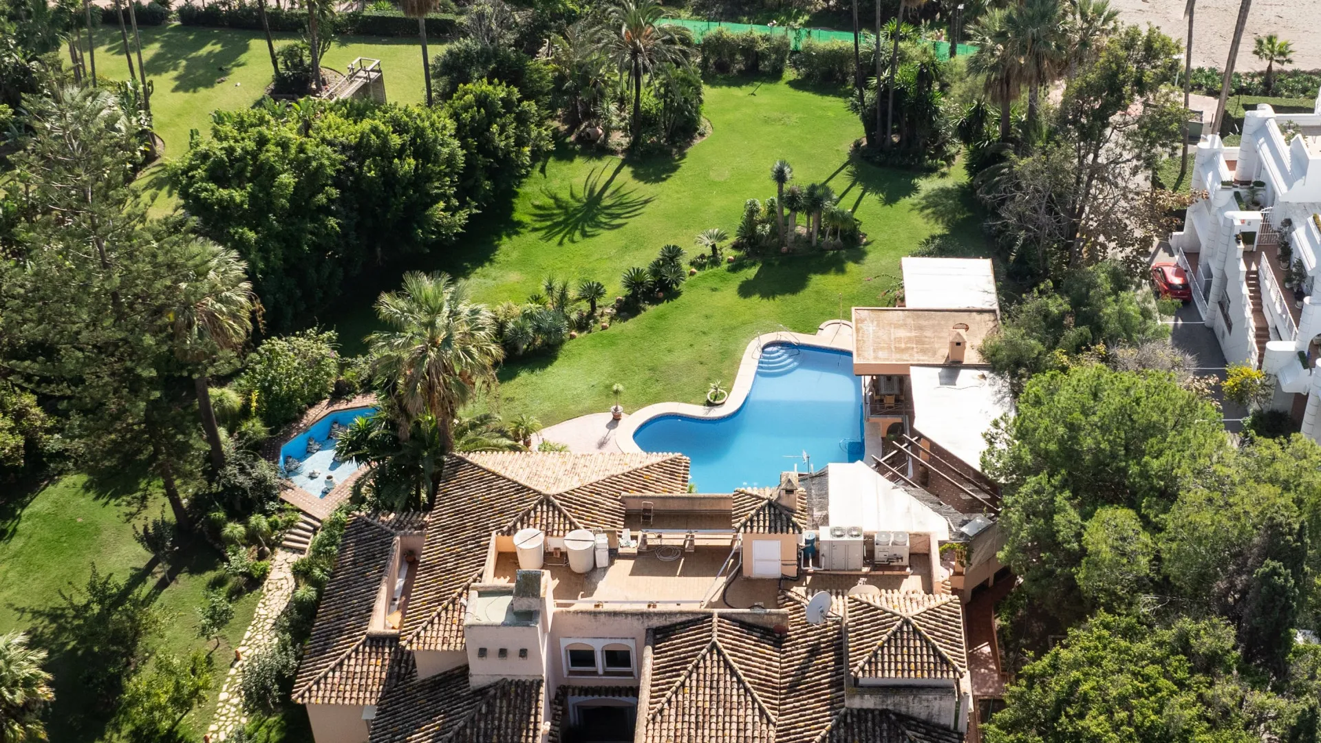 Buy villa in Estepona East