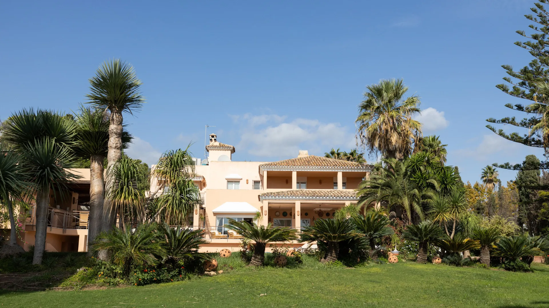 Buy villa in Estepona East