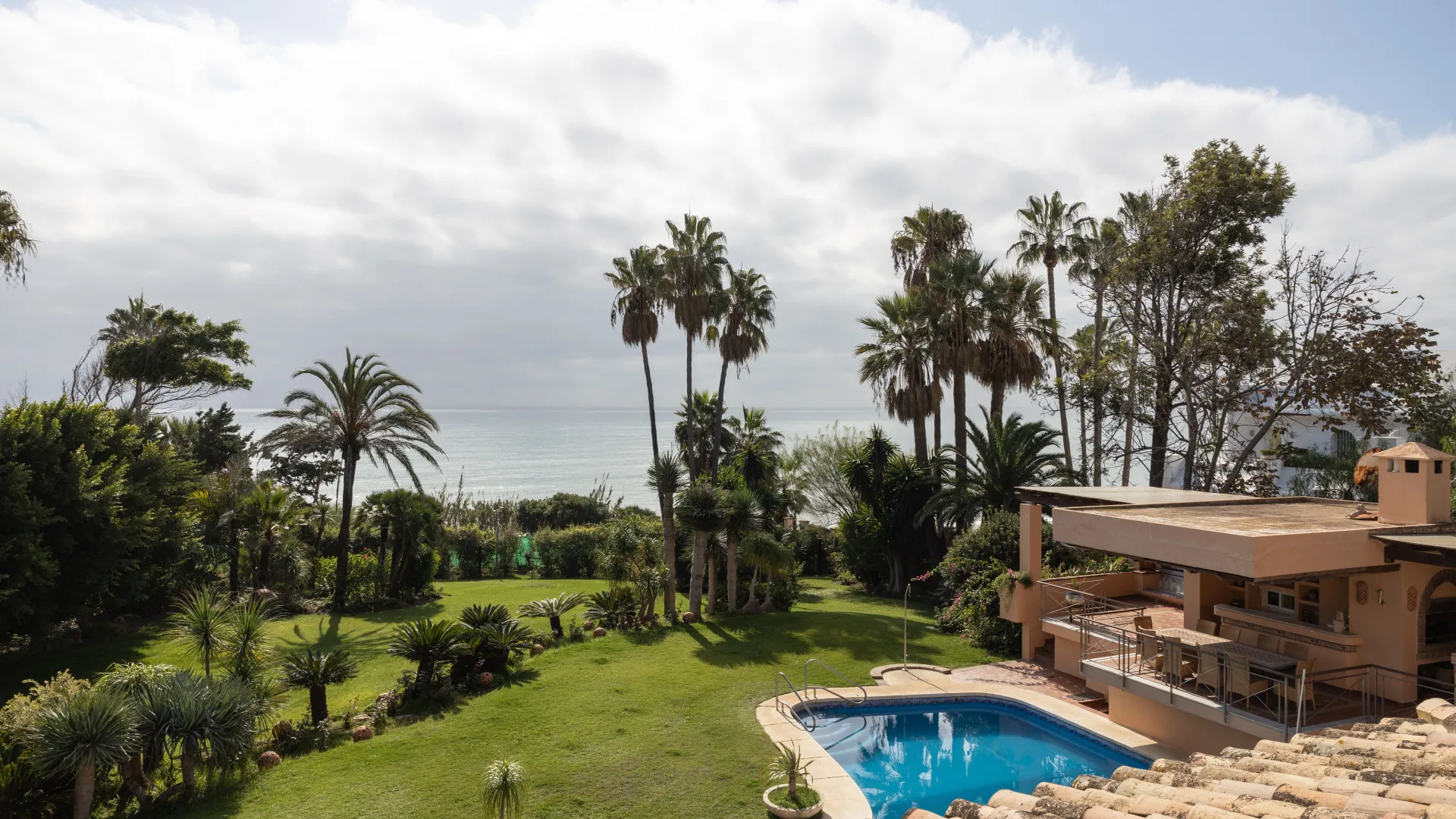 Buy villa in Estepona East
