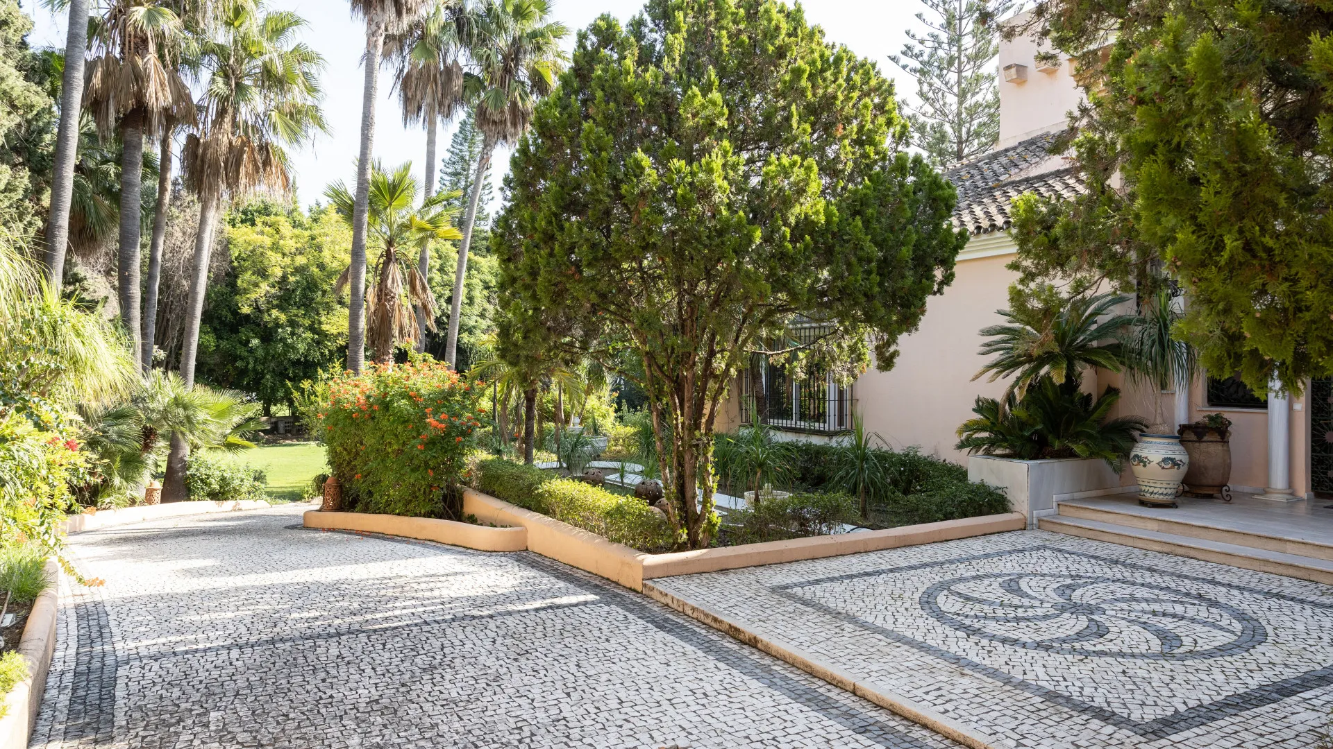 Buy villa in Estepona East