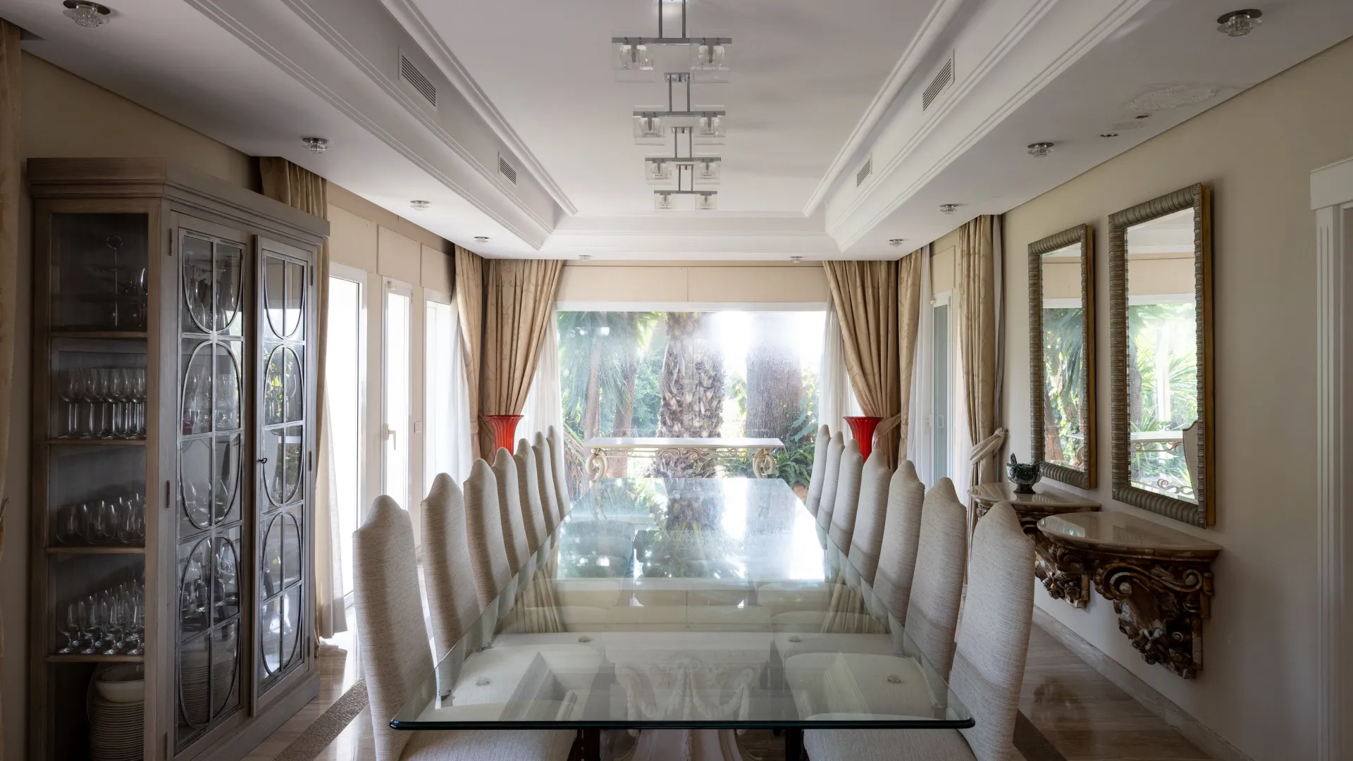 Buy villa in Estepona East