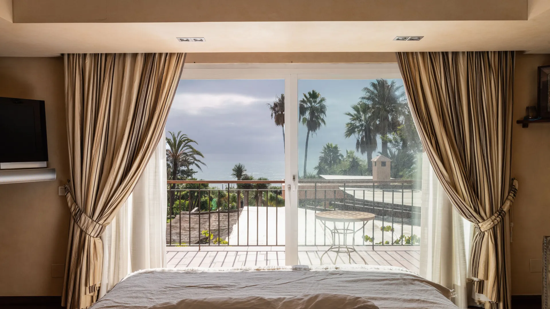 Buy villa in Estepona East