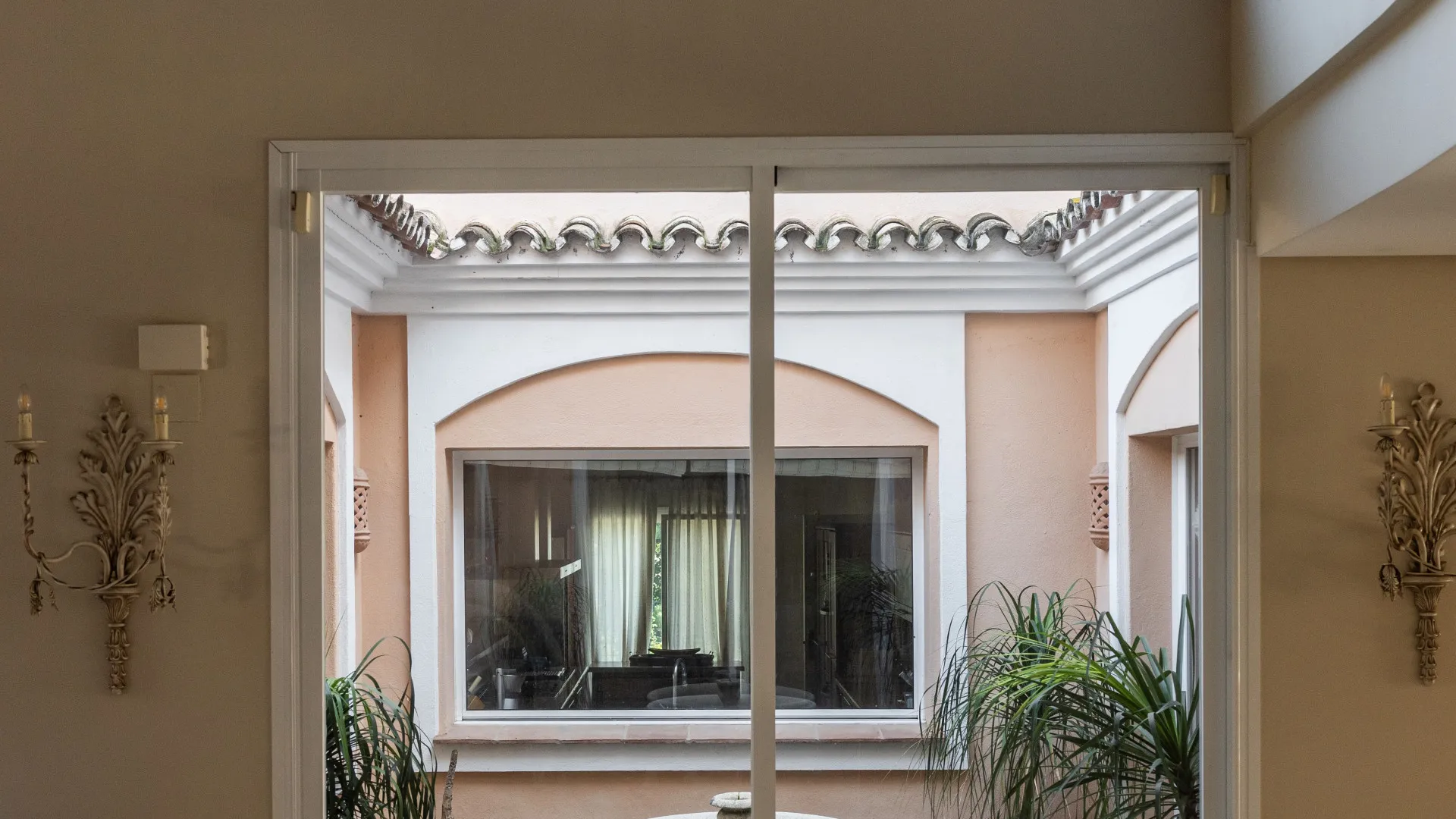 Buy villa in Estepona East