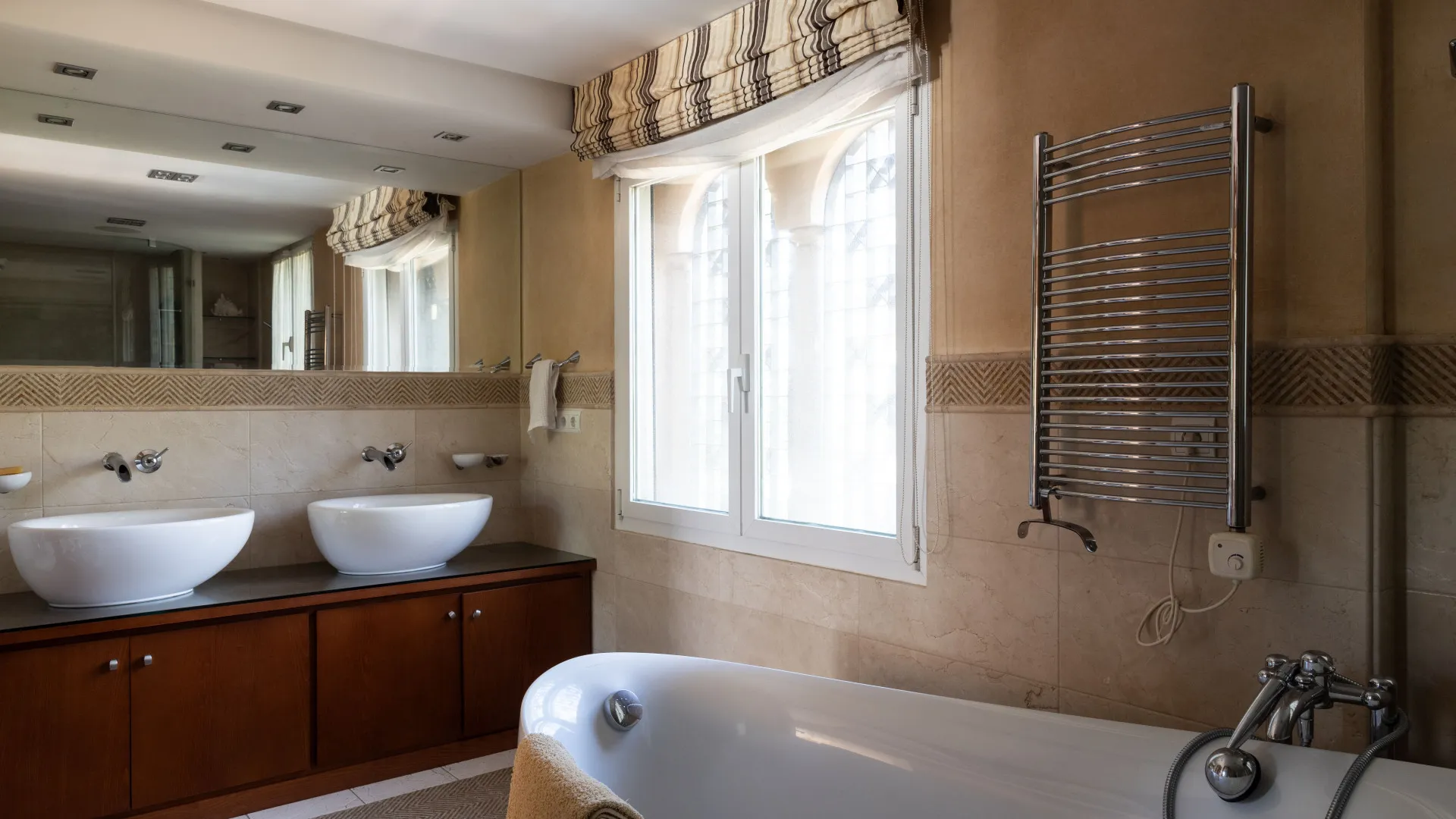 Buy villa in Estepona East