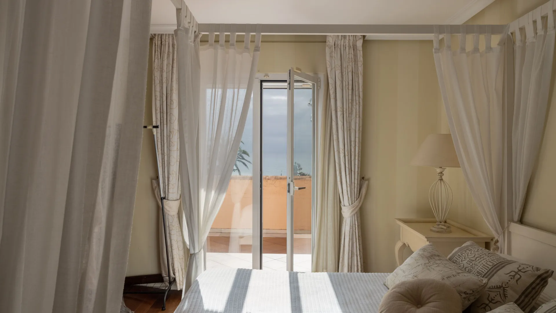 Buy villa in Estepona East