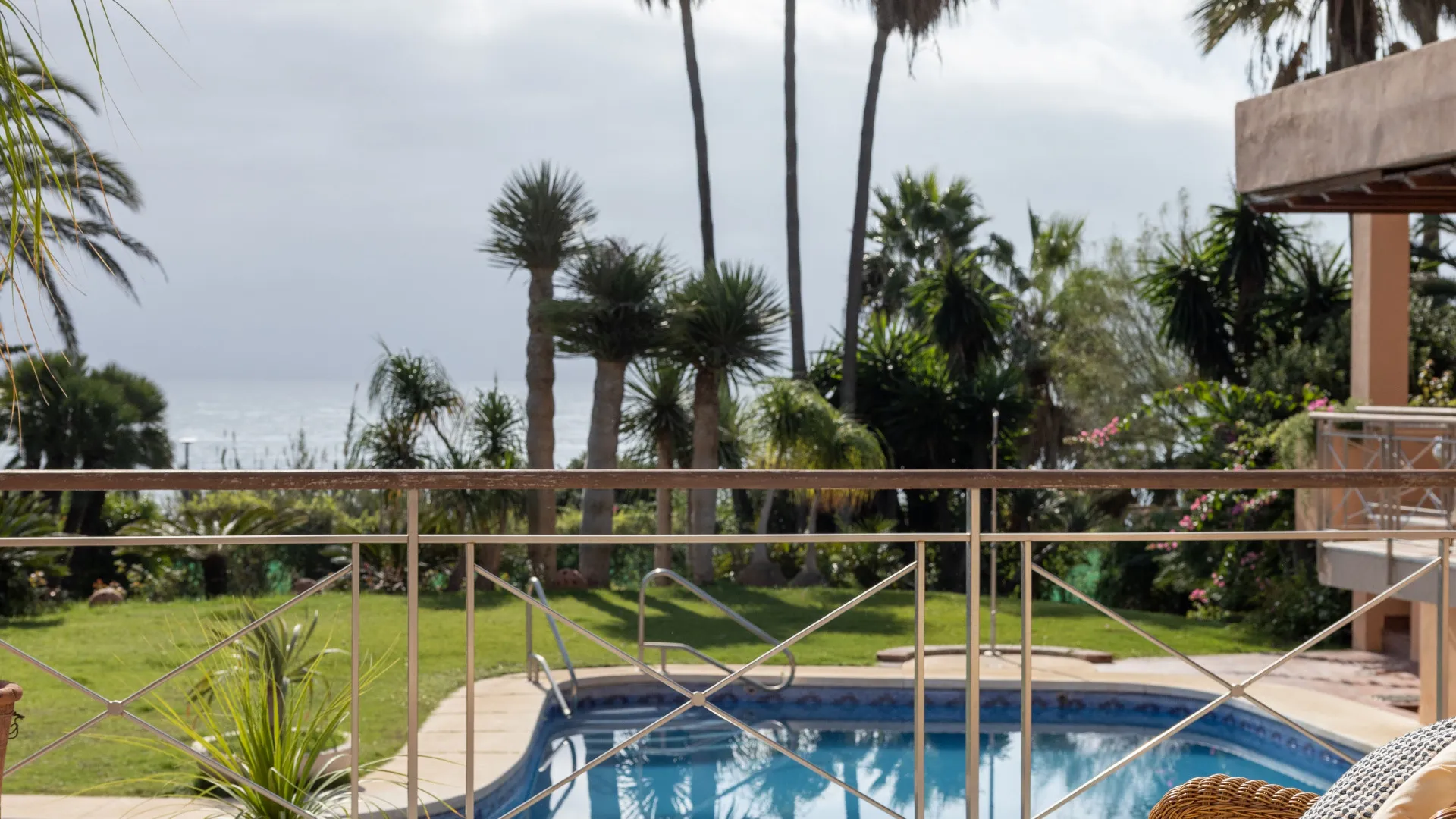 Buy villa in Estepona East