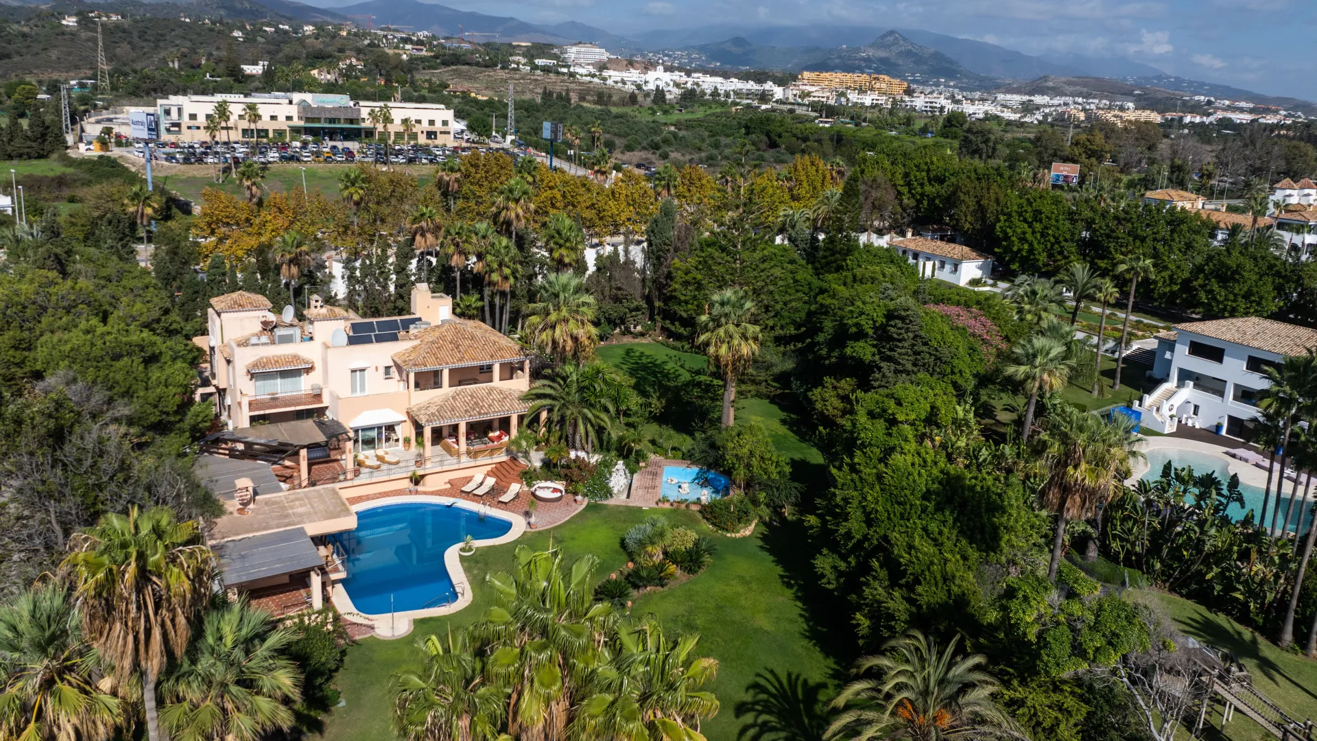 Buy villa in Estepona East
