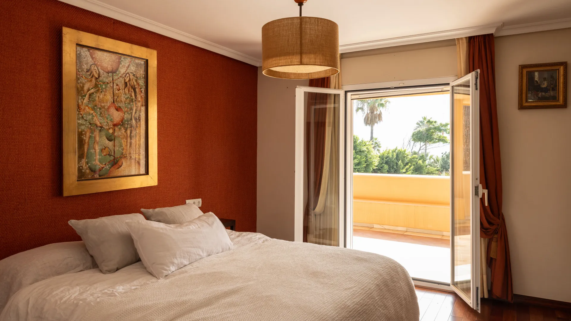 Buy villa in Estepona East