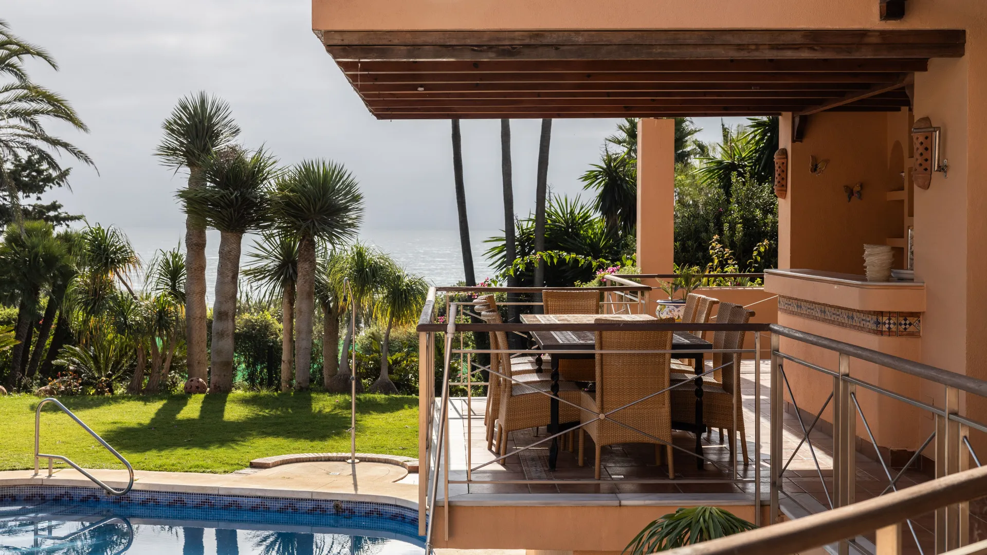 Buy villa in Estepona East