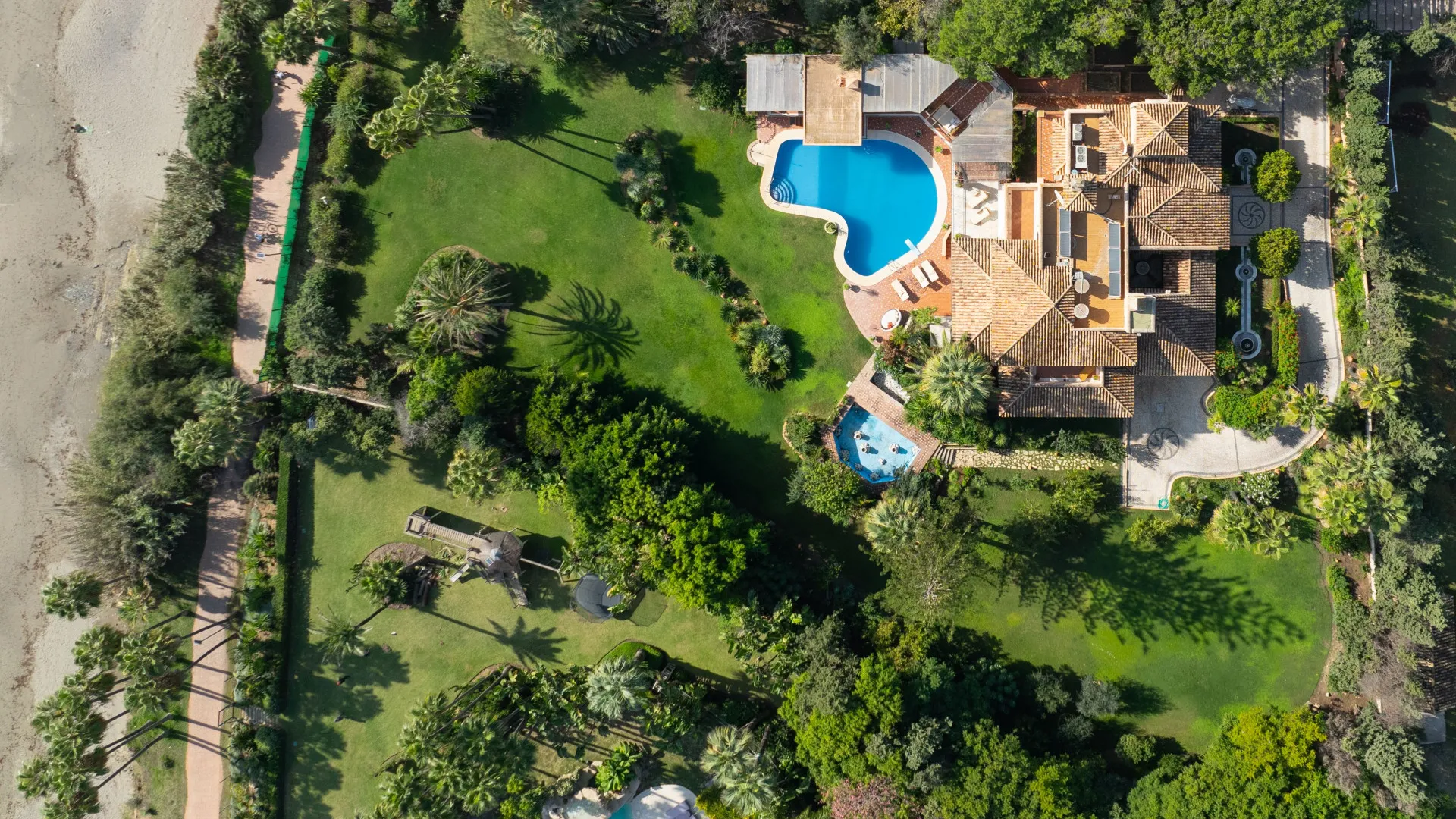 Buy villa in Estepona East