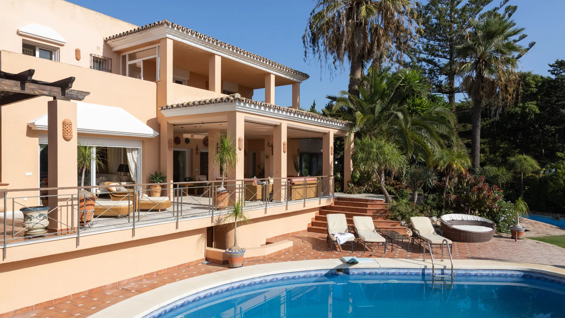 Buy villa in Estepona East
