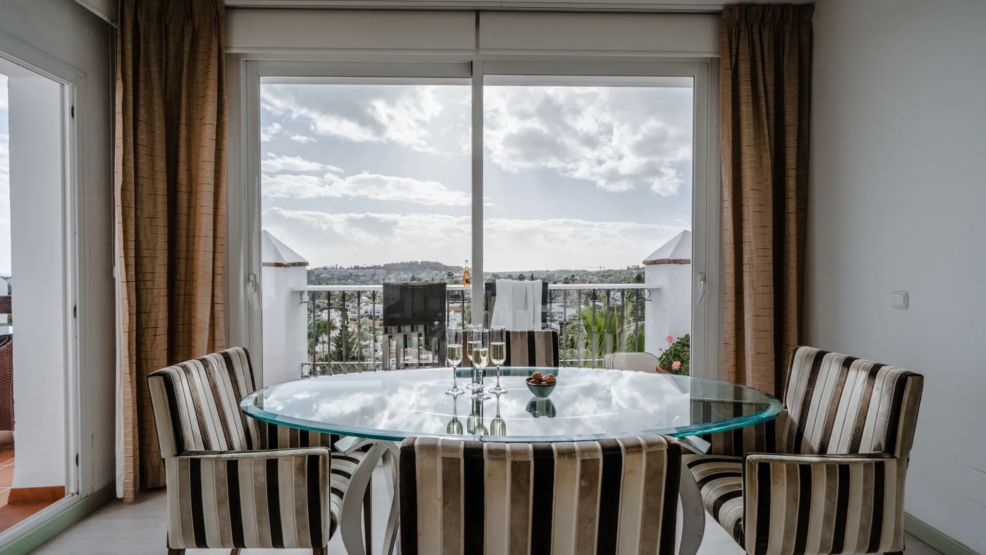 2 bedrooms Nueva Andalucia penthouse for sale