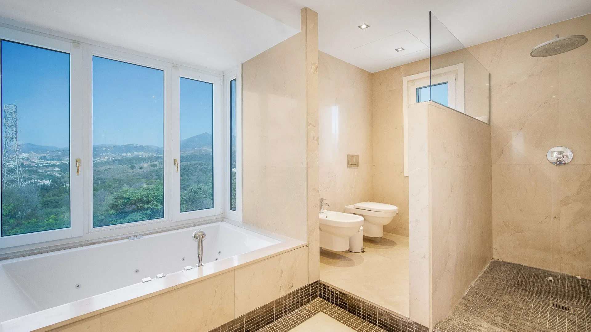 Villa en venta con 5 dormitorios en Lomas de Magna Marbella