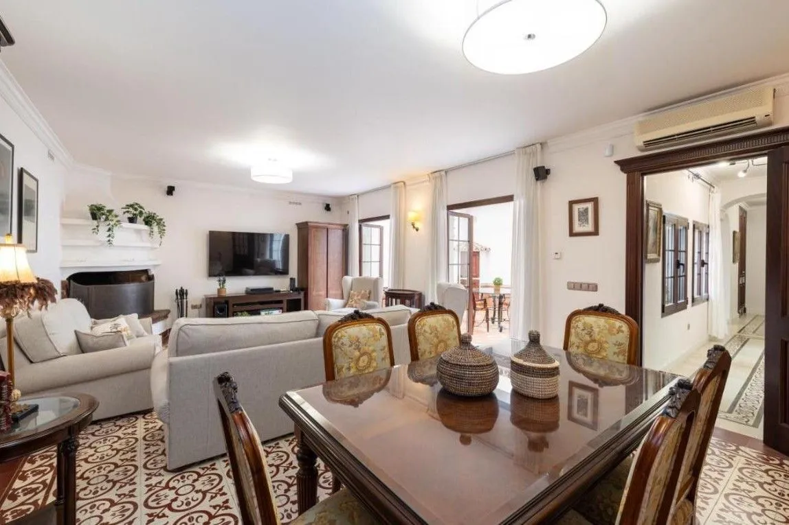 Buy house with 5 bedrooms in Fuengirola Centro