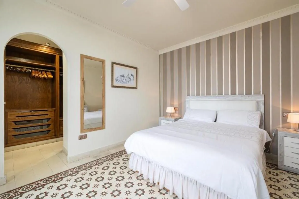 Buy house with 5 bedrooms in Fuengirola Centro