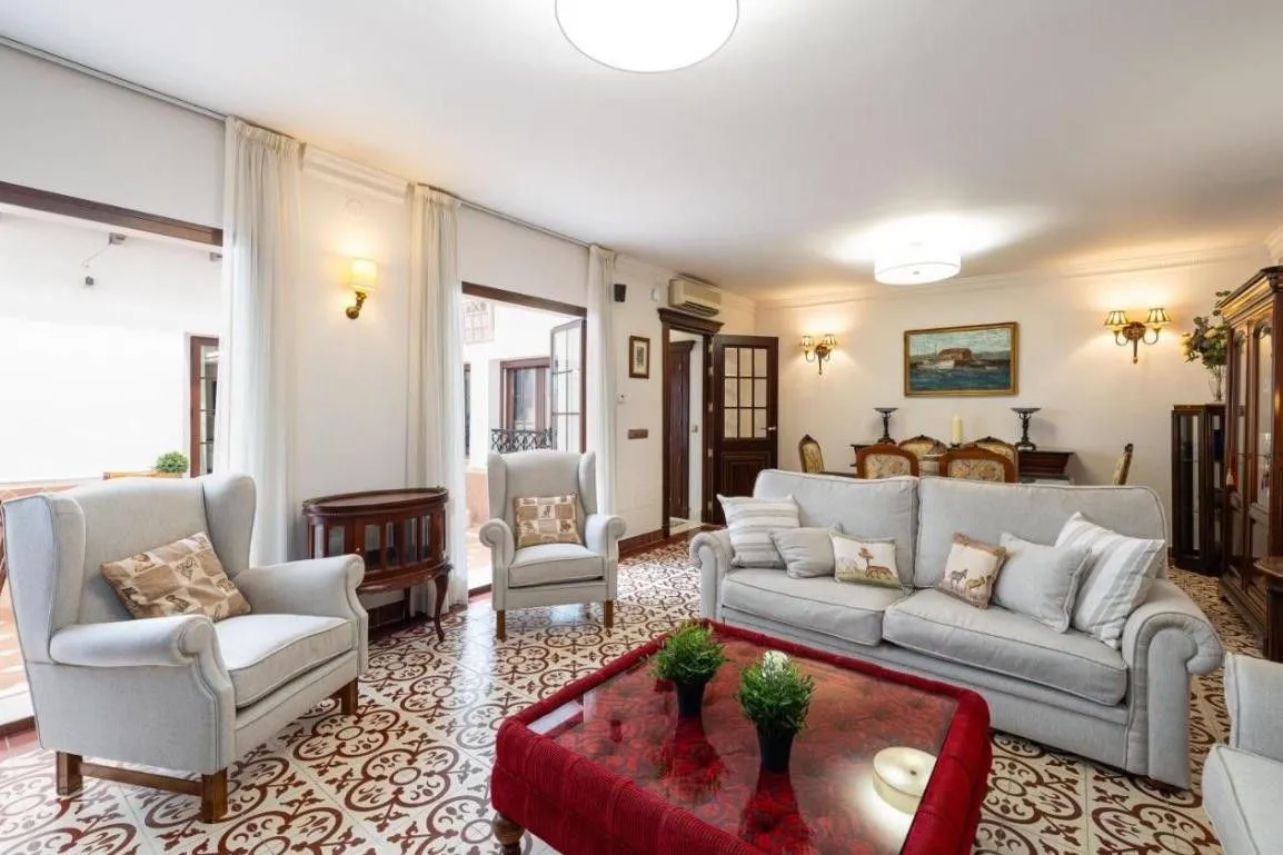 Buy house with 5 bedrooms in Fuengirola Centro