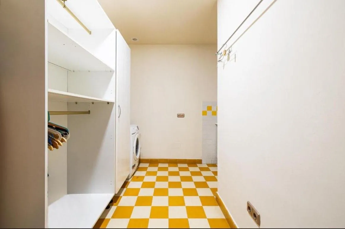 Buy house with 5 bedrooms in Fuengirola Centro