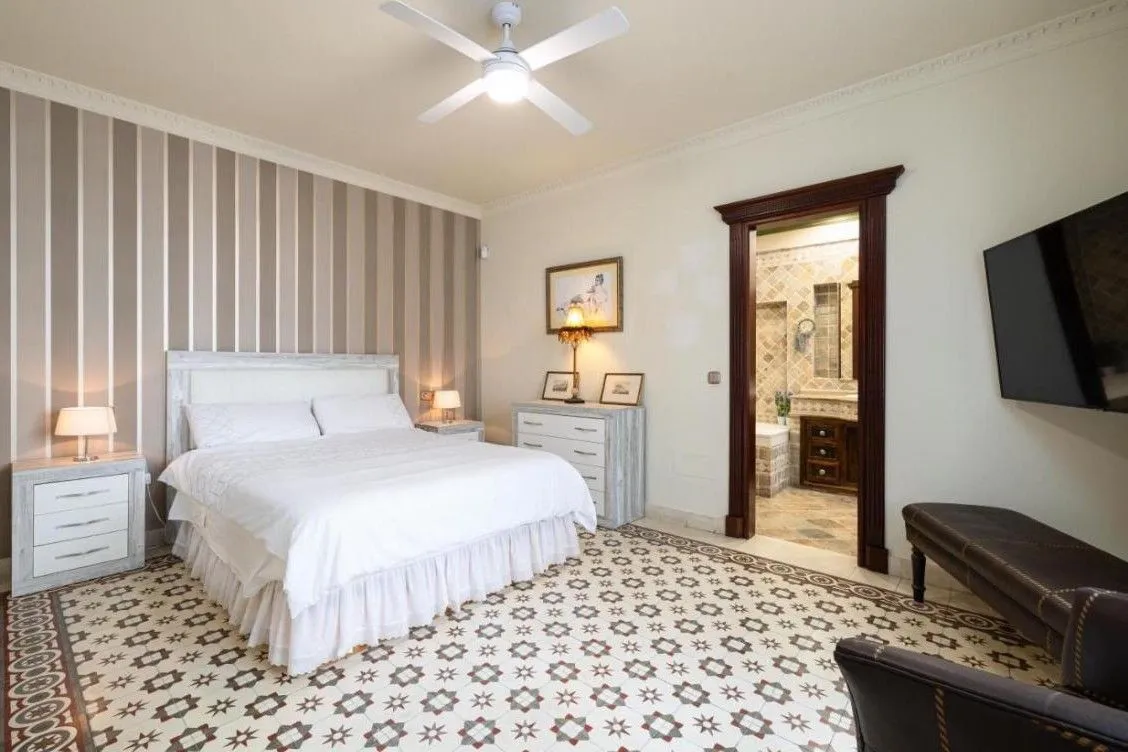 Buy house with 5 bedrooms in Fuengirola Centro