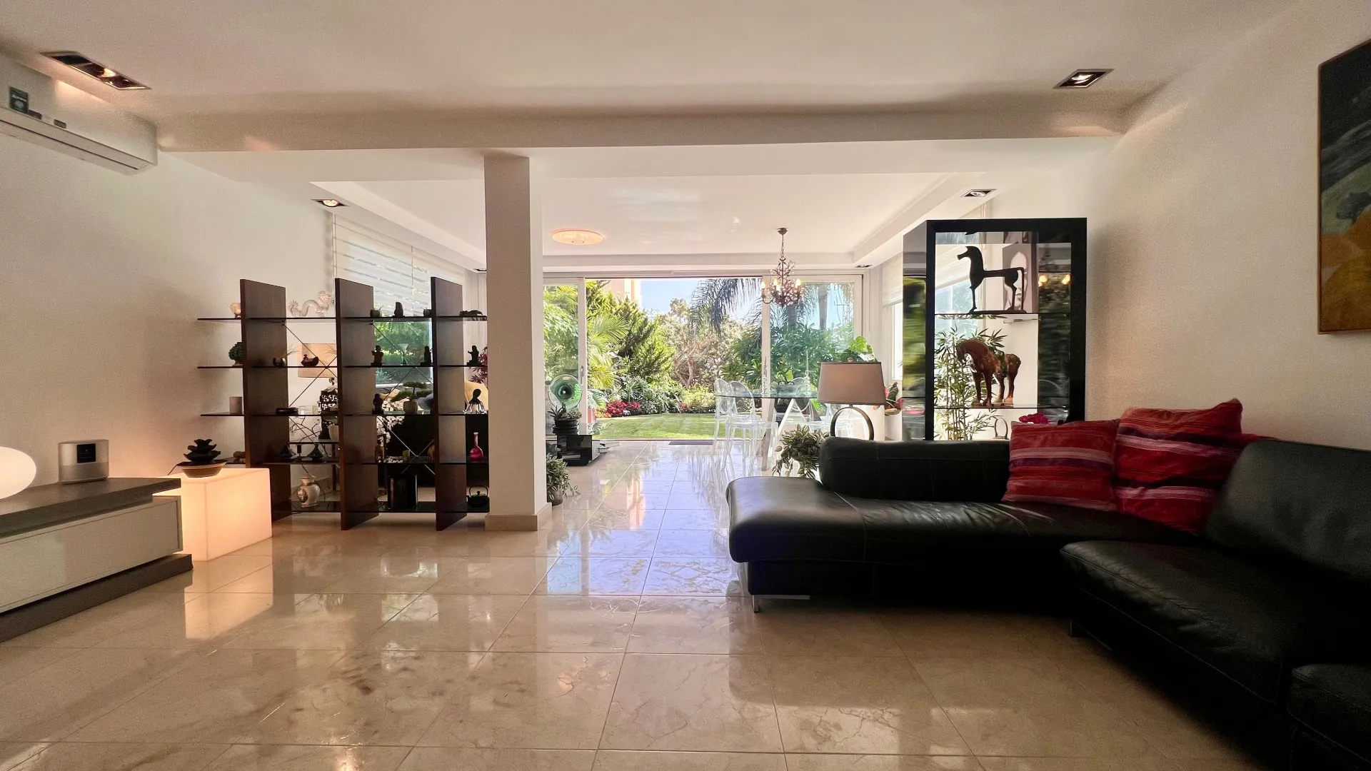 Buy villa in Sitio de Calahonda with 4 bedrooms