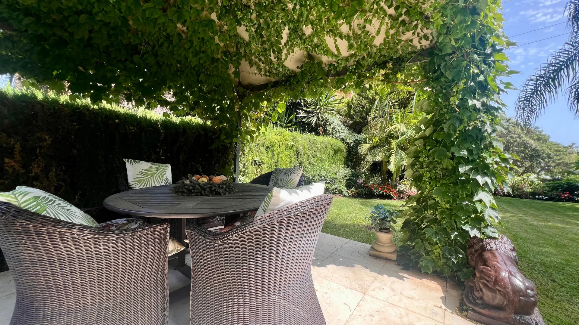 Buy villa in Sitio de Calahonda with 4 bedrooms