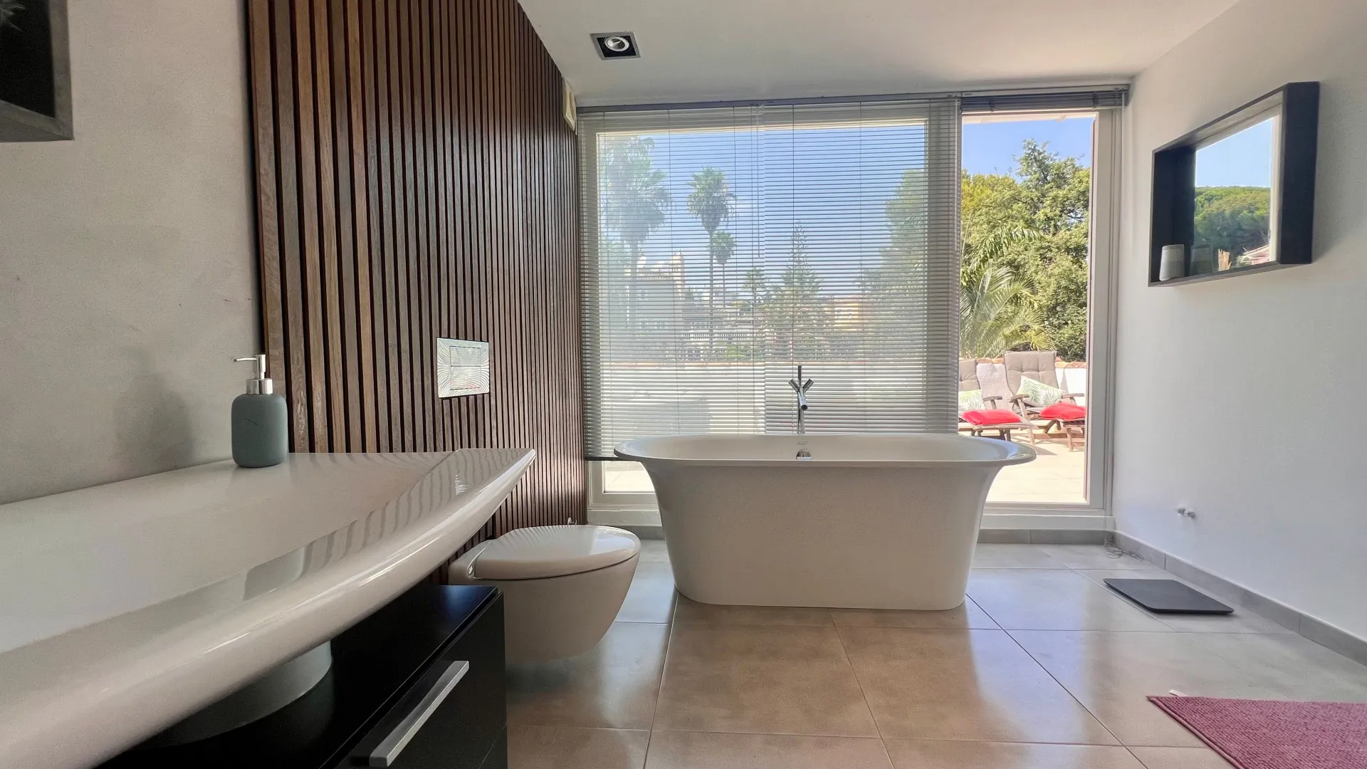 Buy villa in Sitio de Calahonda with 4 bedrooms