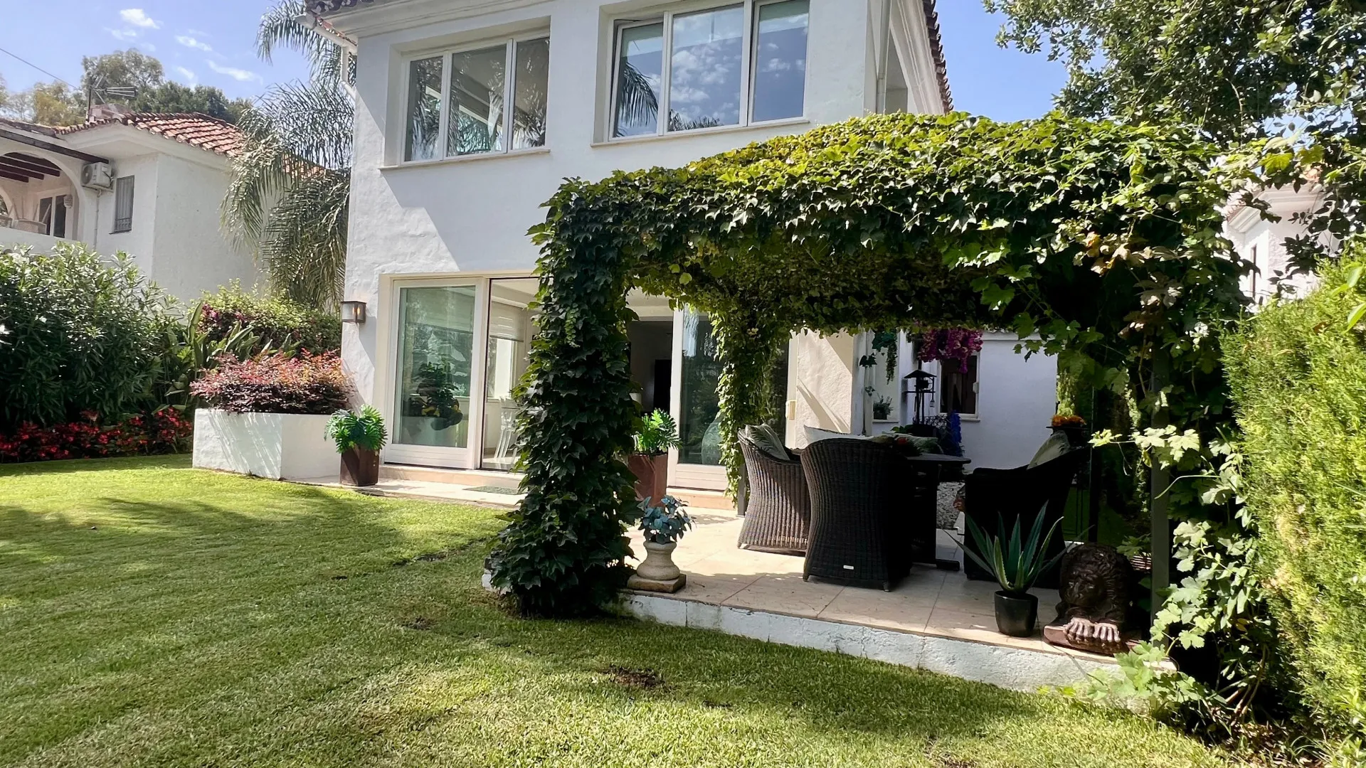 Buy villa in Sitio de Calahonda with 4 bedrooms