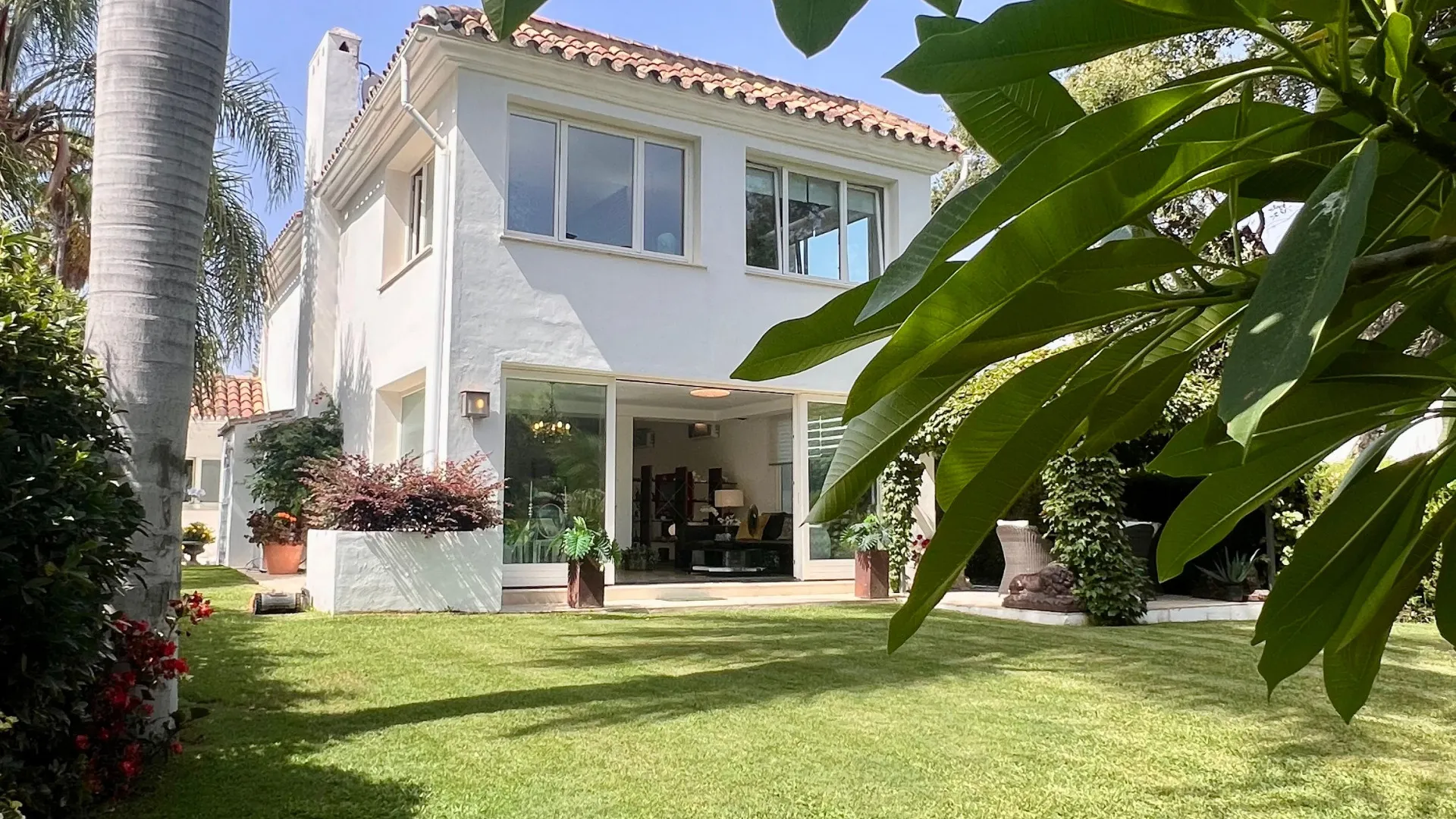 Buy villa in Sitio de Calahonda with 4 bedrooms