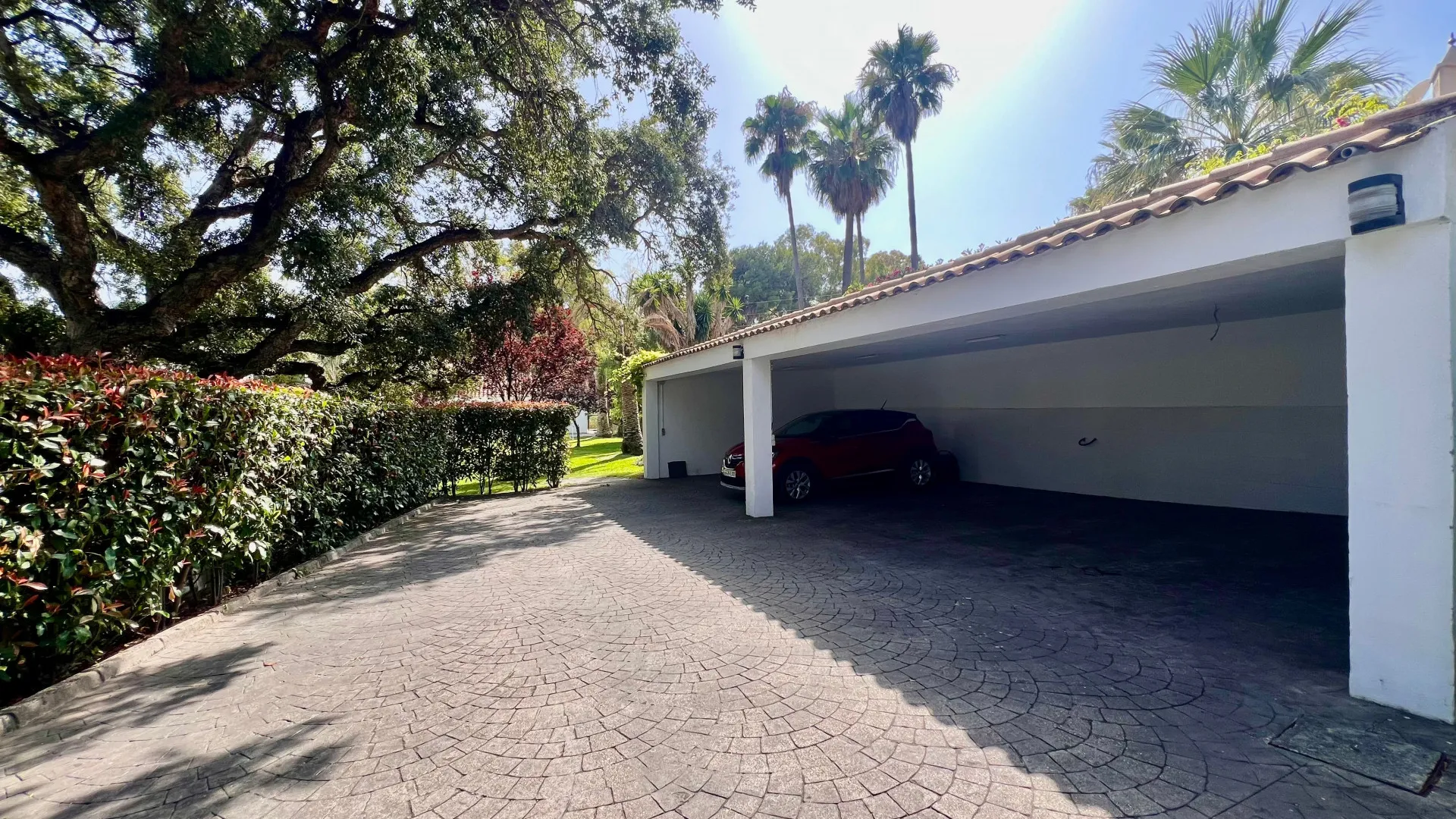 Buy villa in Sitio de Calahonda with 4 bedrooms