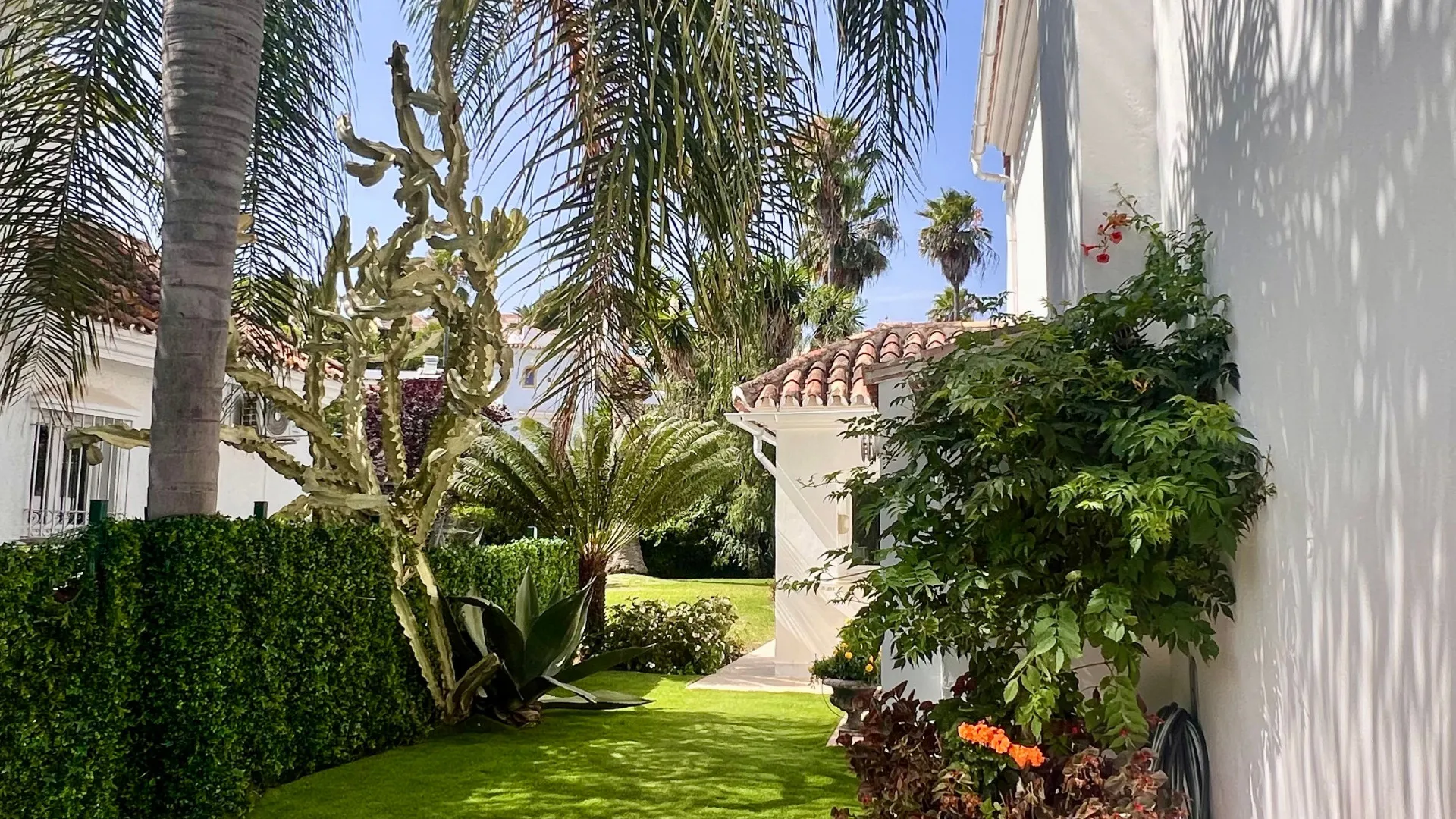 Buy villa in Sitio de Calahonda with 4 bedrooms