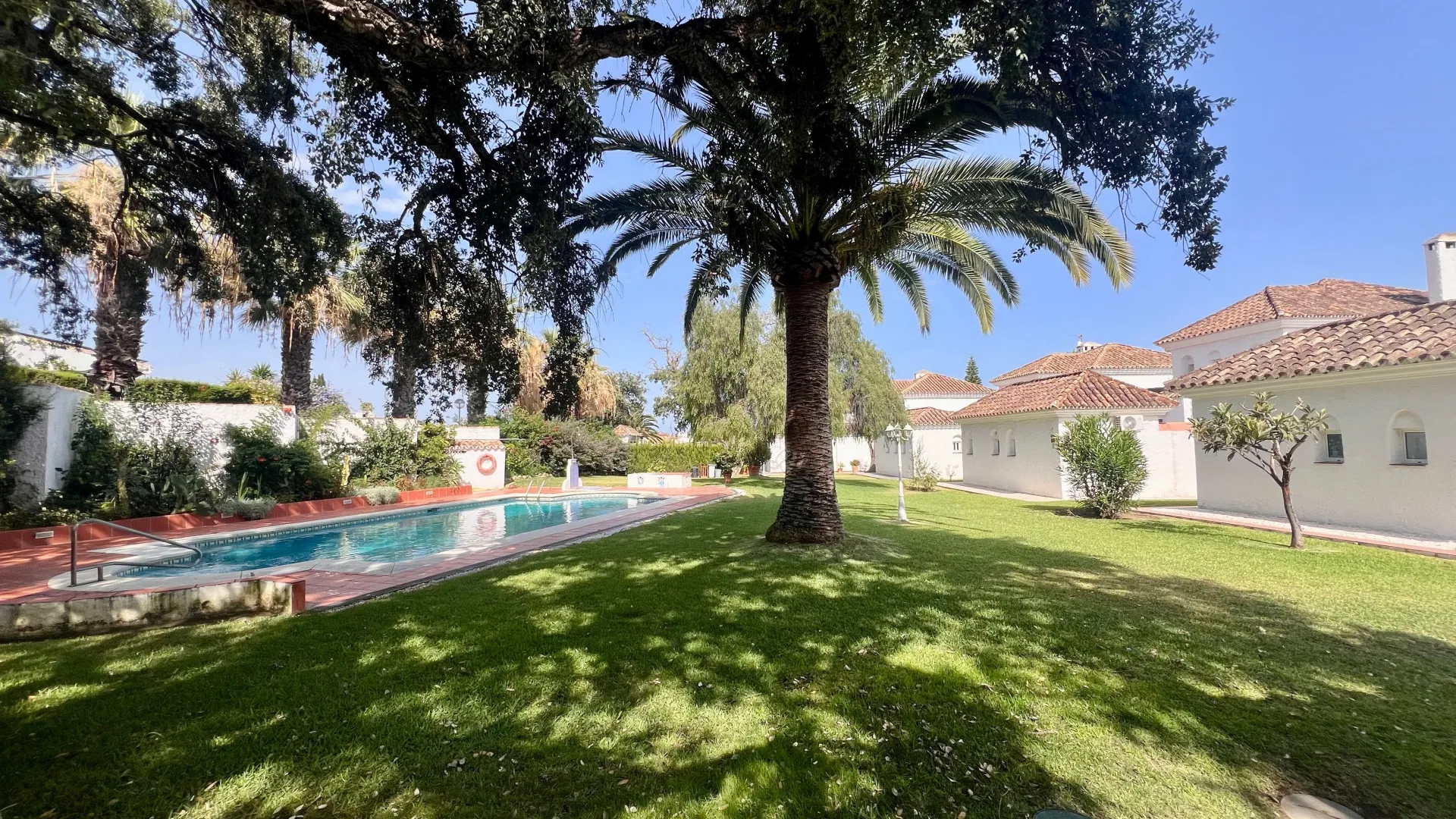 Buy villa in Sitio de Calahonda with 4 bedrooms