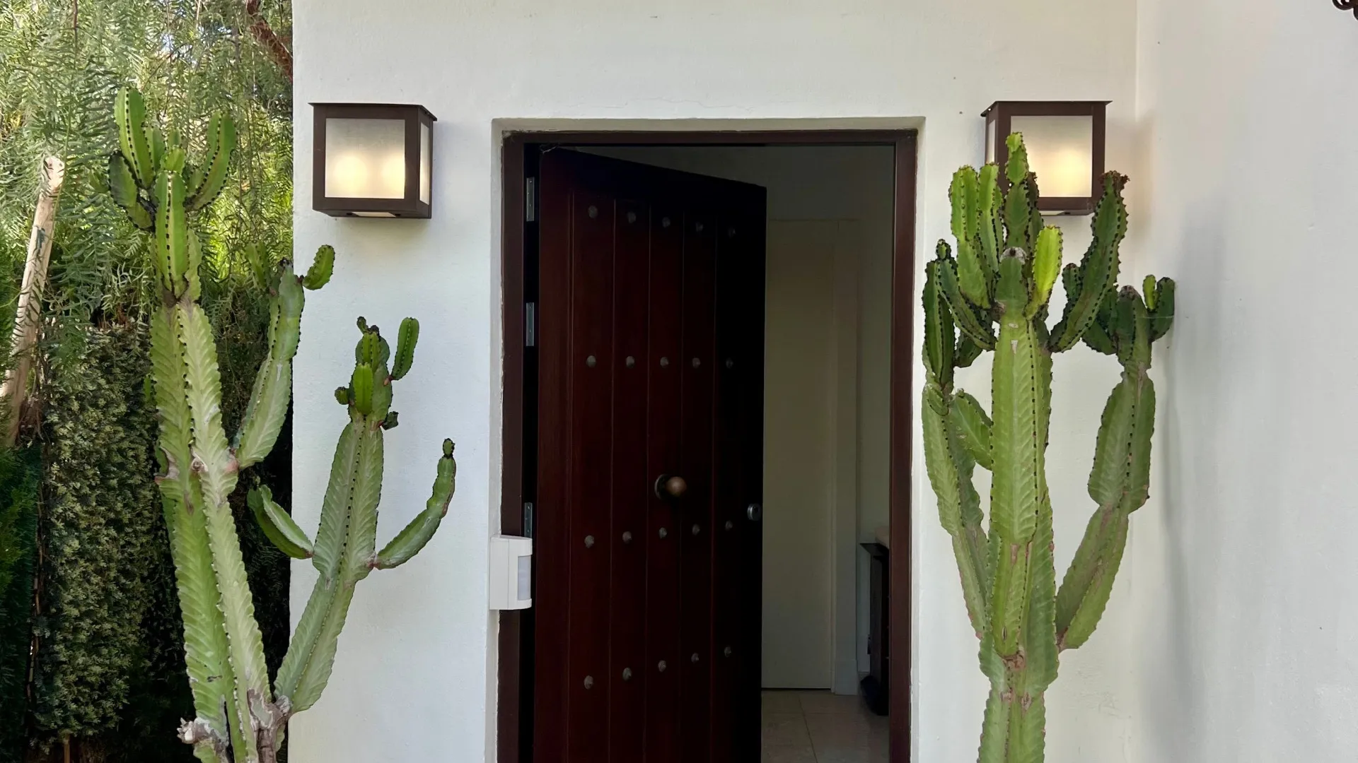 Buy villa in Sitio de Calahonda with 4 bedrooms