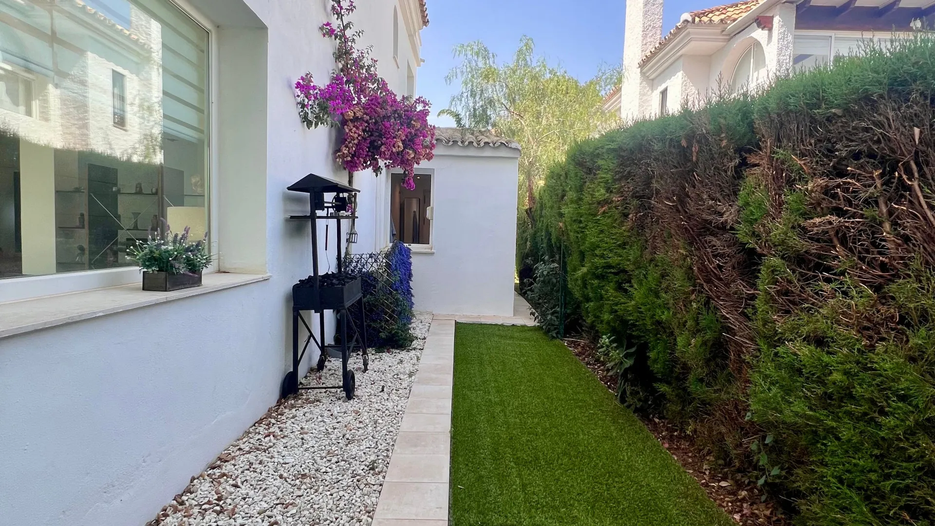 Buy villa in Sitio de Calahonda with 4 bedrooms