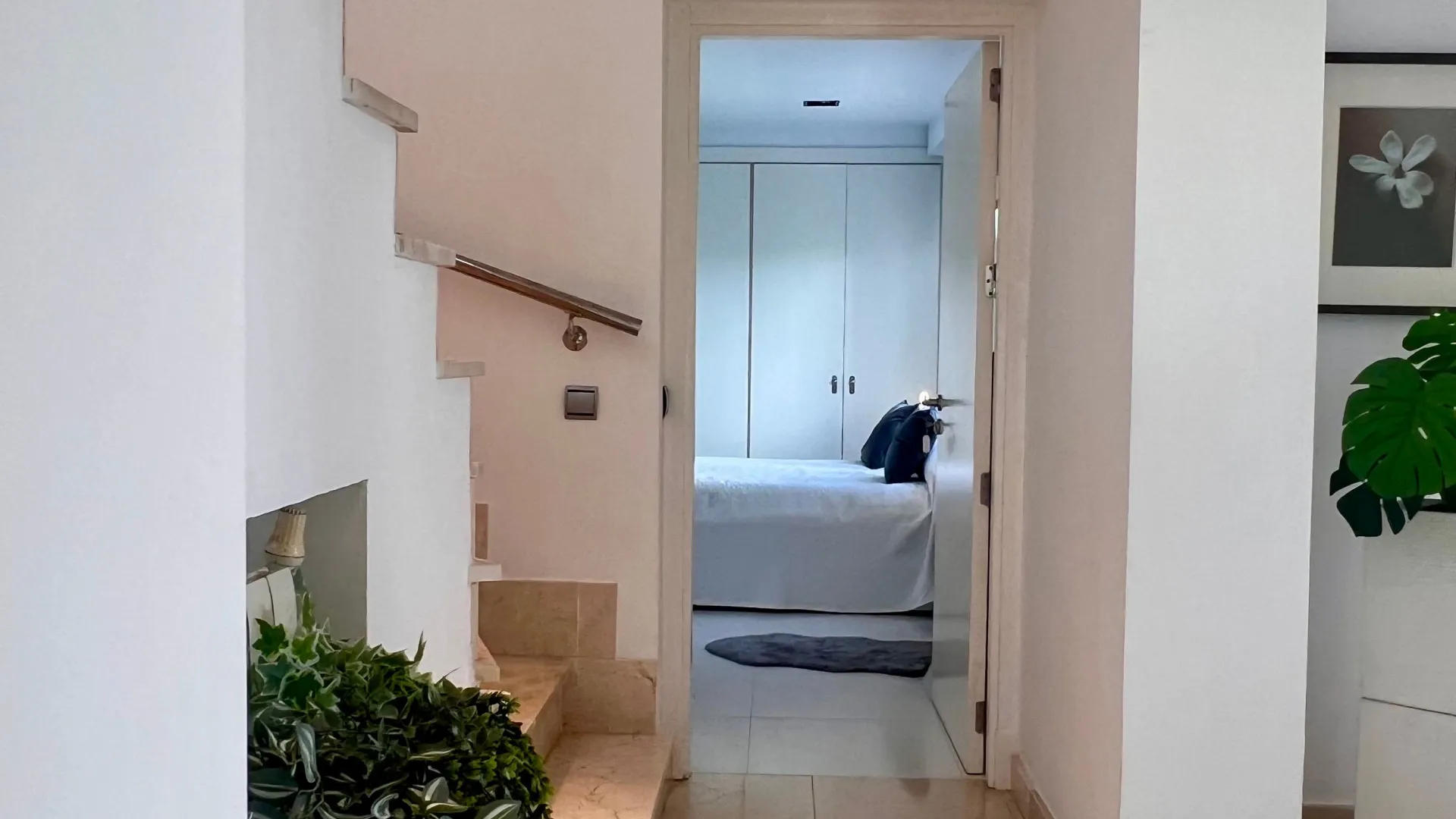Buy villa in Sitio de Calahonda with 4 bedrooms