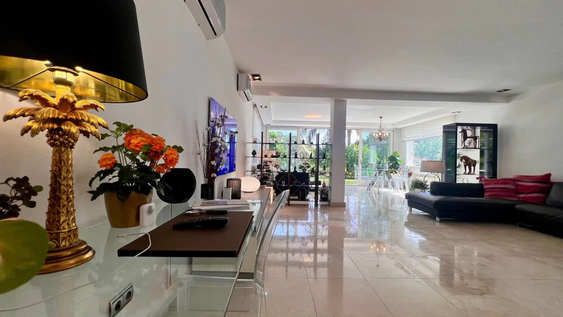 Buy villa in Sitio de Calahonda with 4 bedrooms