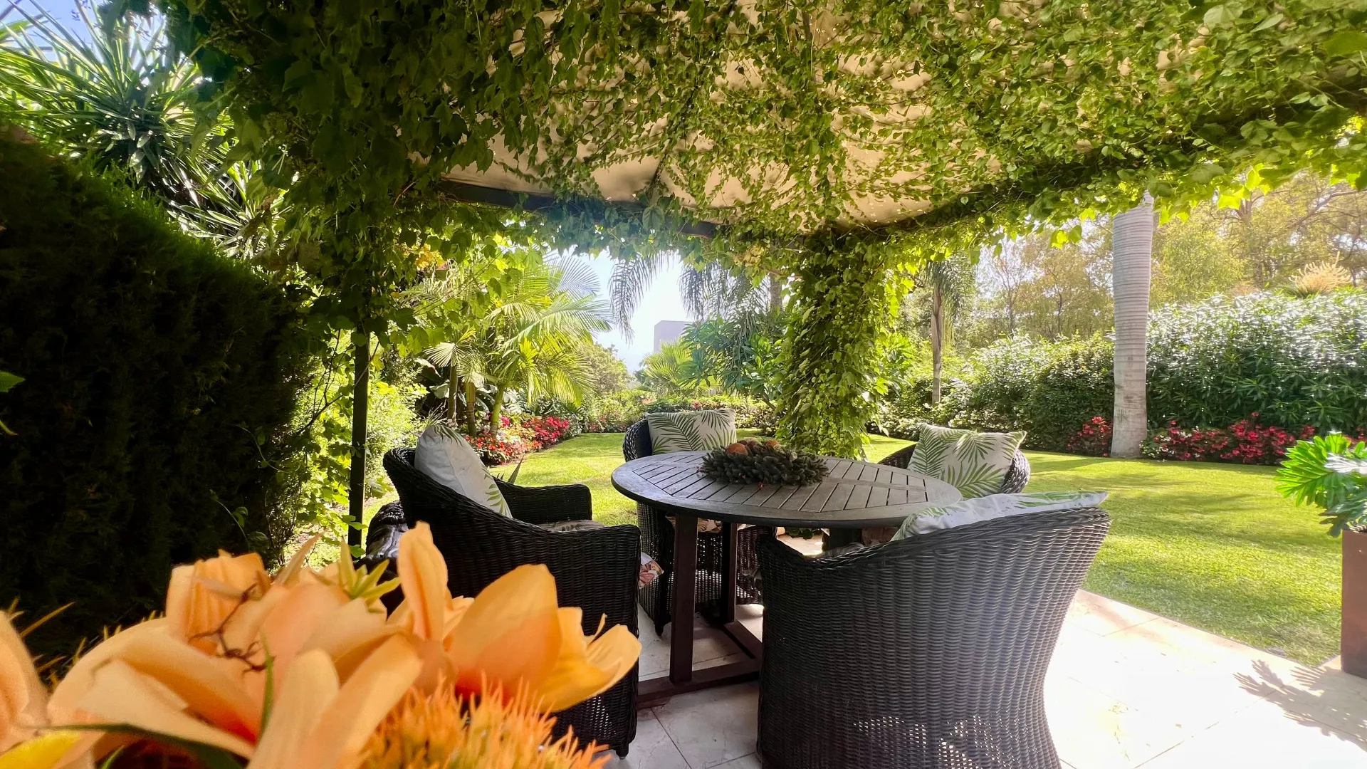 Buy villa in Sitio de Calahonda with 4 bedrooms
