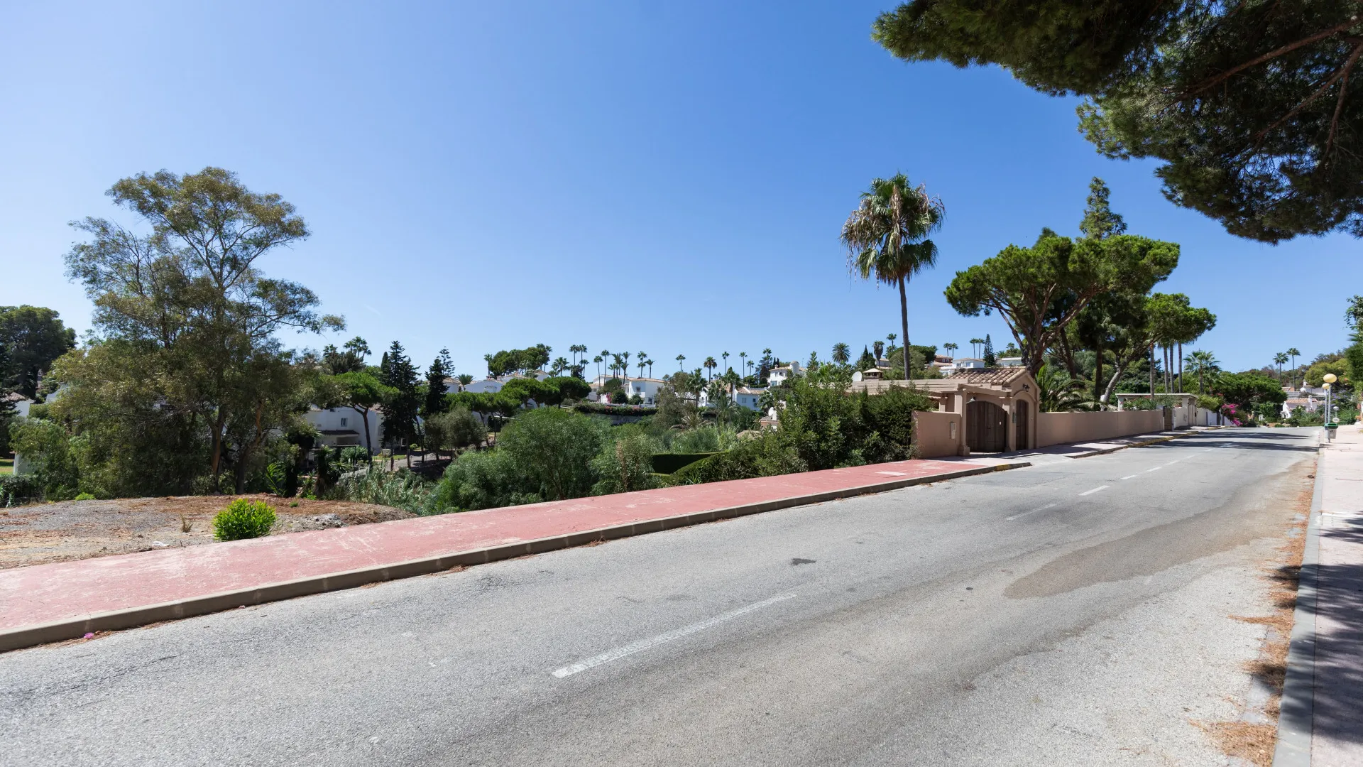 For sale residential plot in Sitio de Calahonda