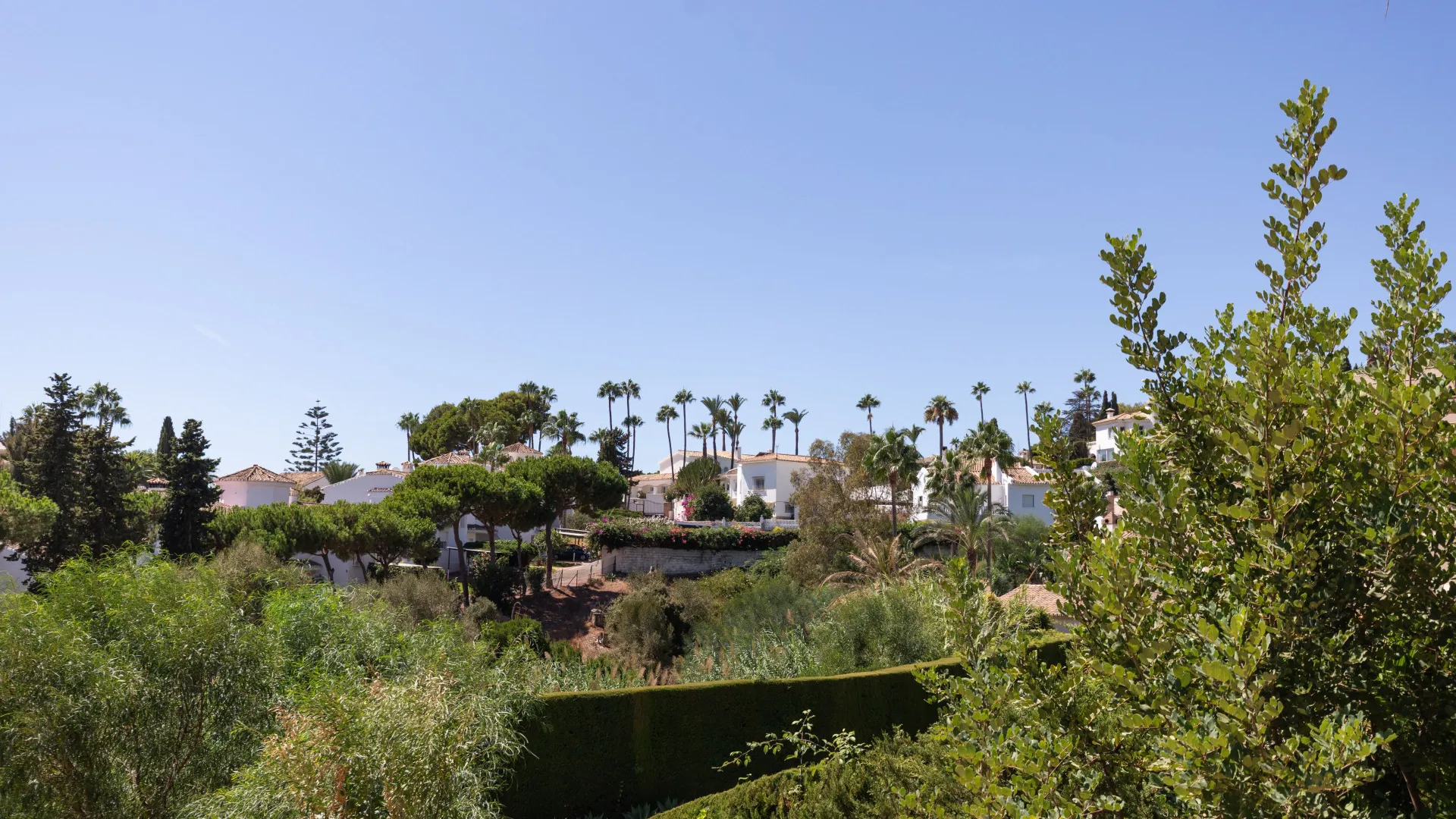 For sale residential plot in Sitio de Calahonda