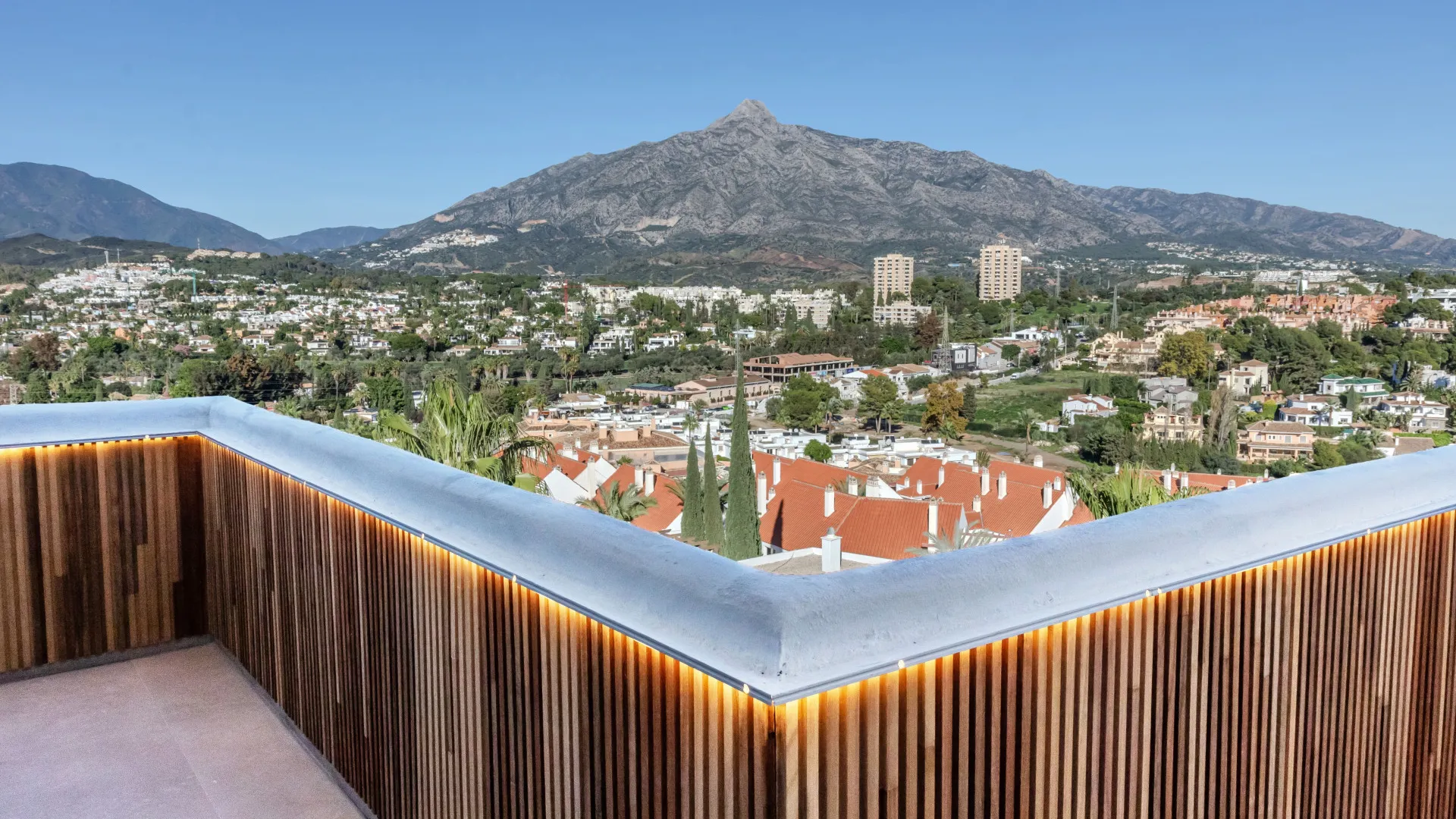 Ático en venta con 2 dormitorios en Nueva Andalucia