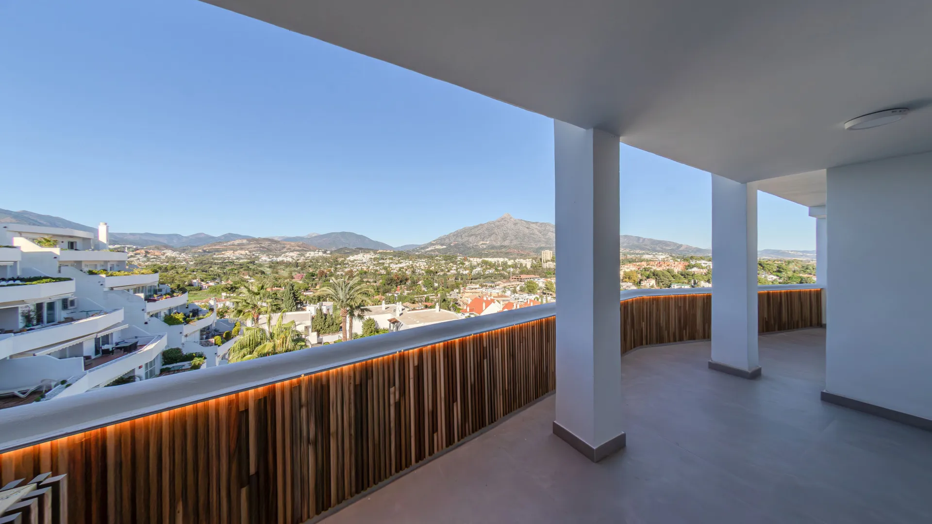 Ático en venta con 2 dormitorios en Nueva Andalucia